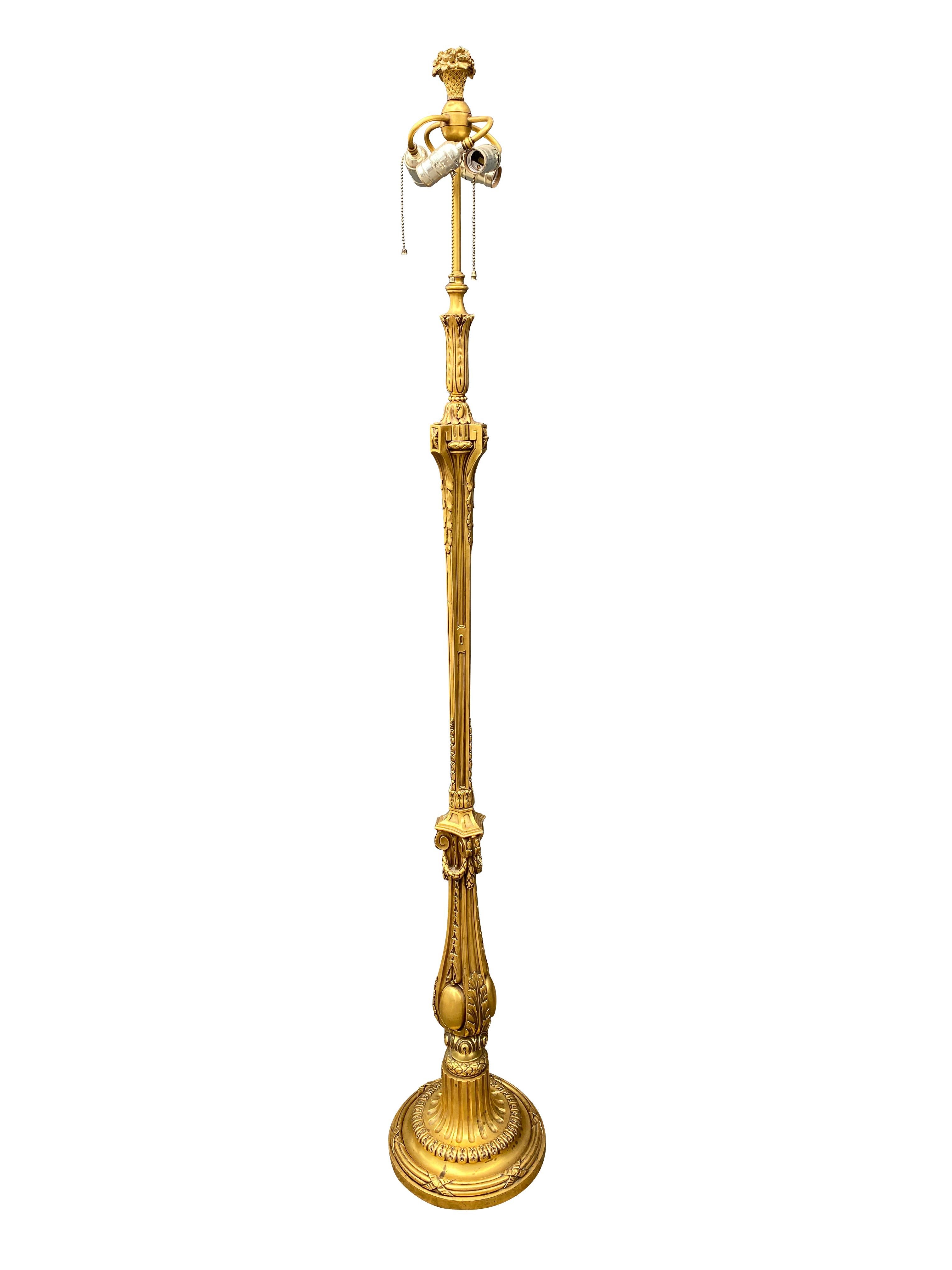 De style Louis XVI, avec un décor finement moulé, signé sur le côté de la base. Ex vente Christies.