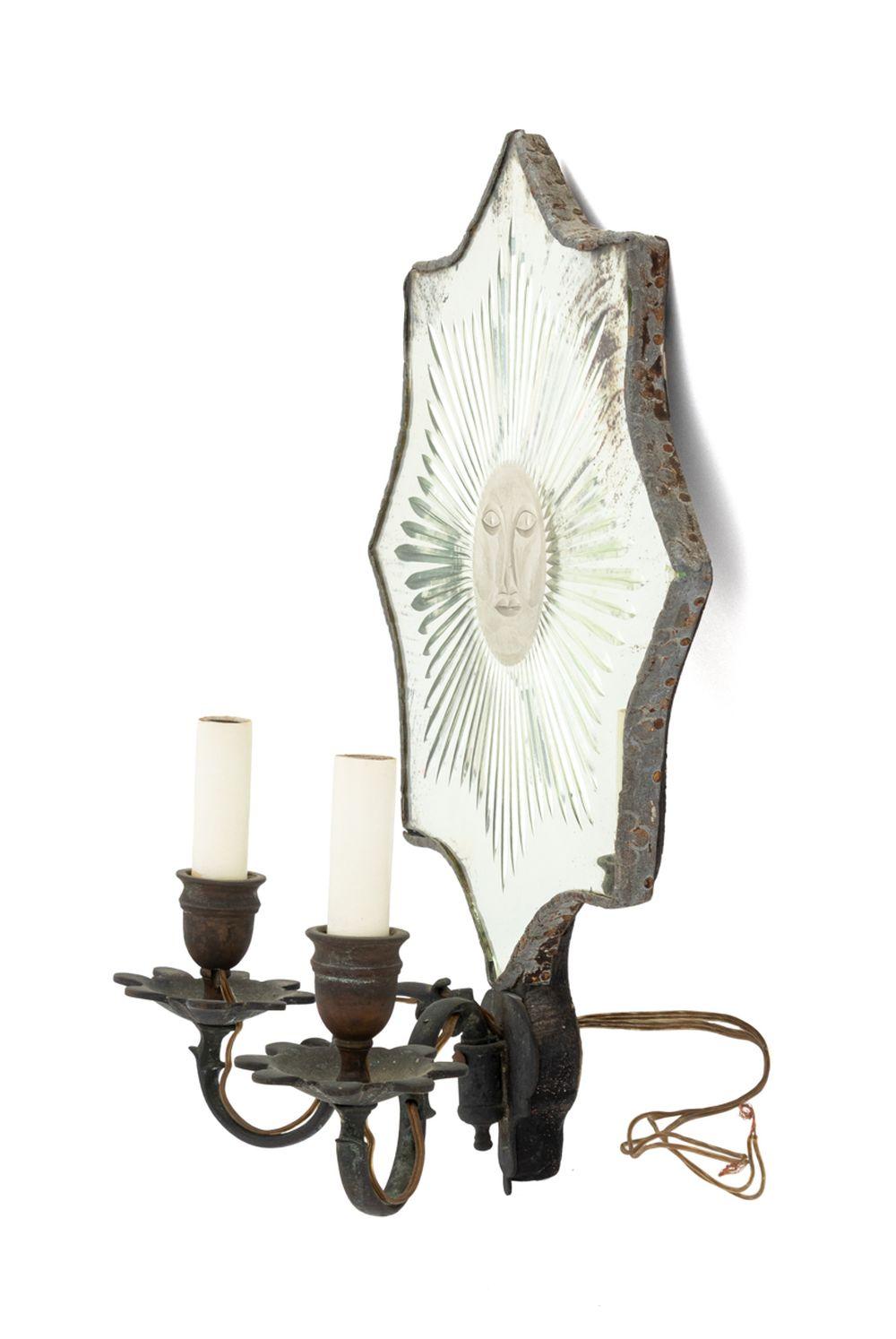 E.F. Caldwell Attributed Silvered Metal Star Form Mirrored Wall Sconce, um 1900, mit zwei Messingarmen mit zwei Lichtern und geätzten Starburst und Mond Gesicht auf den Spiegel. 15