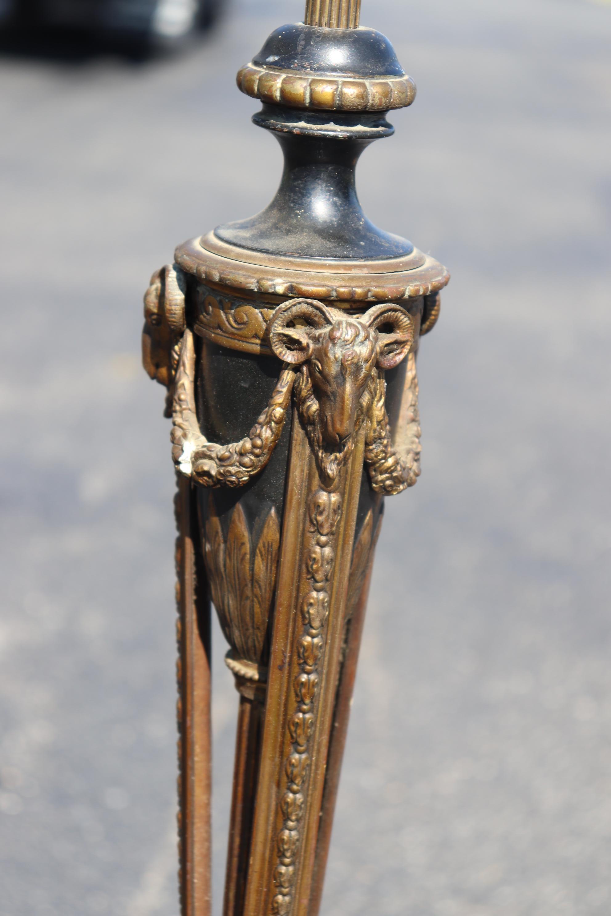 Début du 20ème siècle E.F. Lampadaire Caldwell Attributed Bronze and Steel Rams Head French Regency en vente