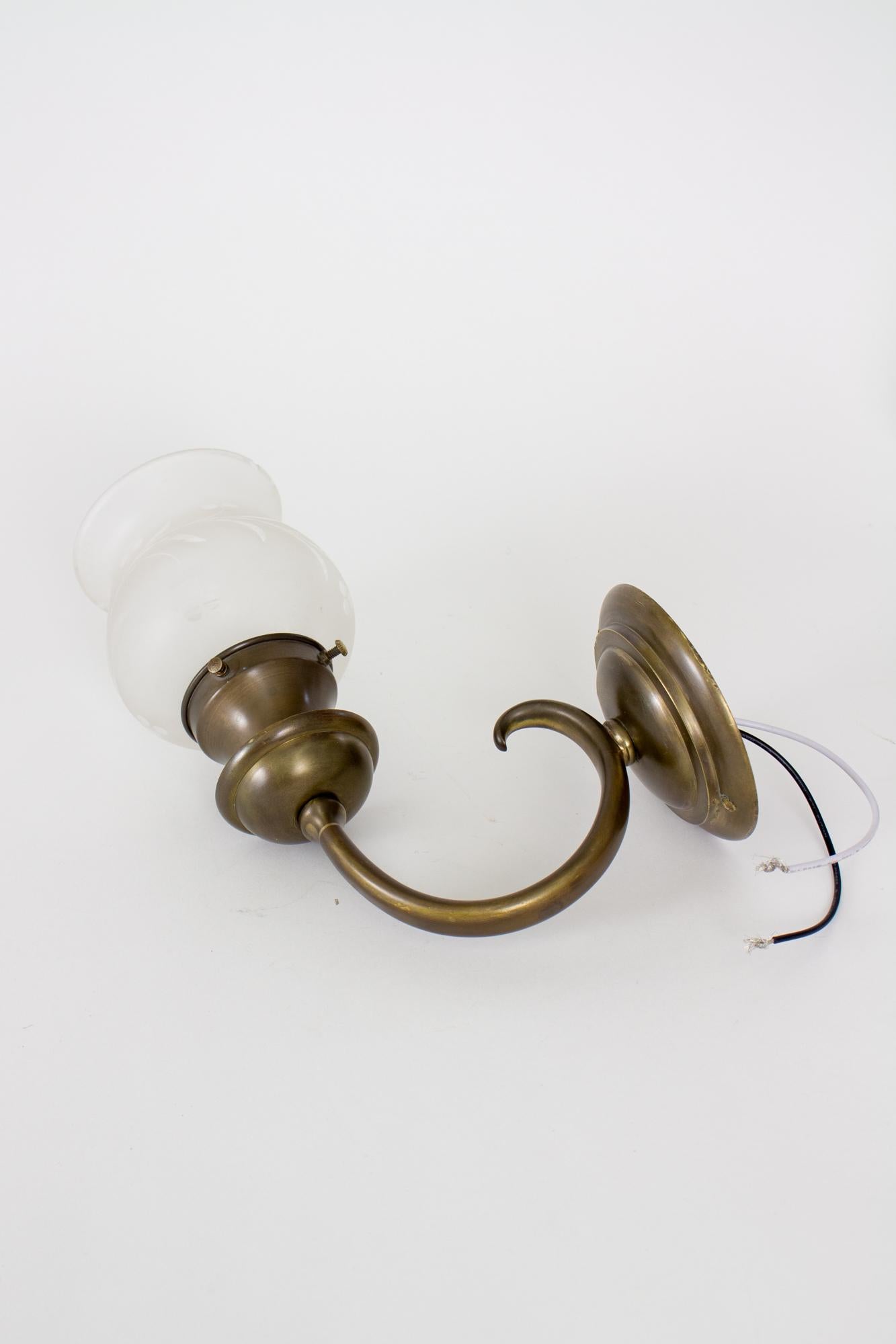 E.F. Caldwell-Wandleuchter aus Messing mit geätzten Glasschirmen – Vierer-Set (20. Jahrhundert) im Angebot