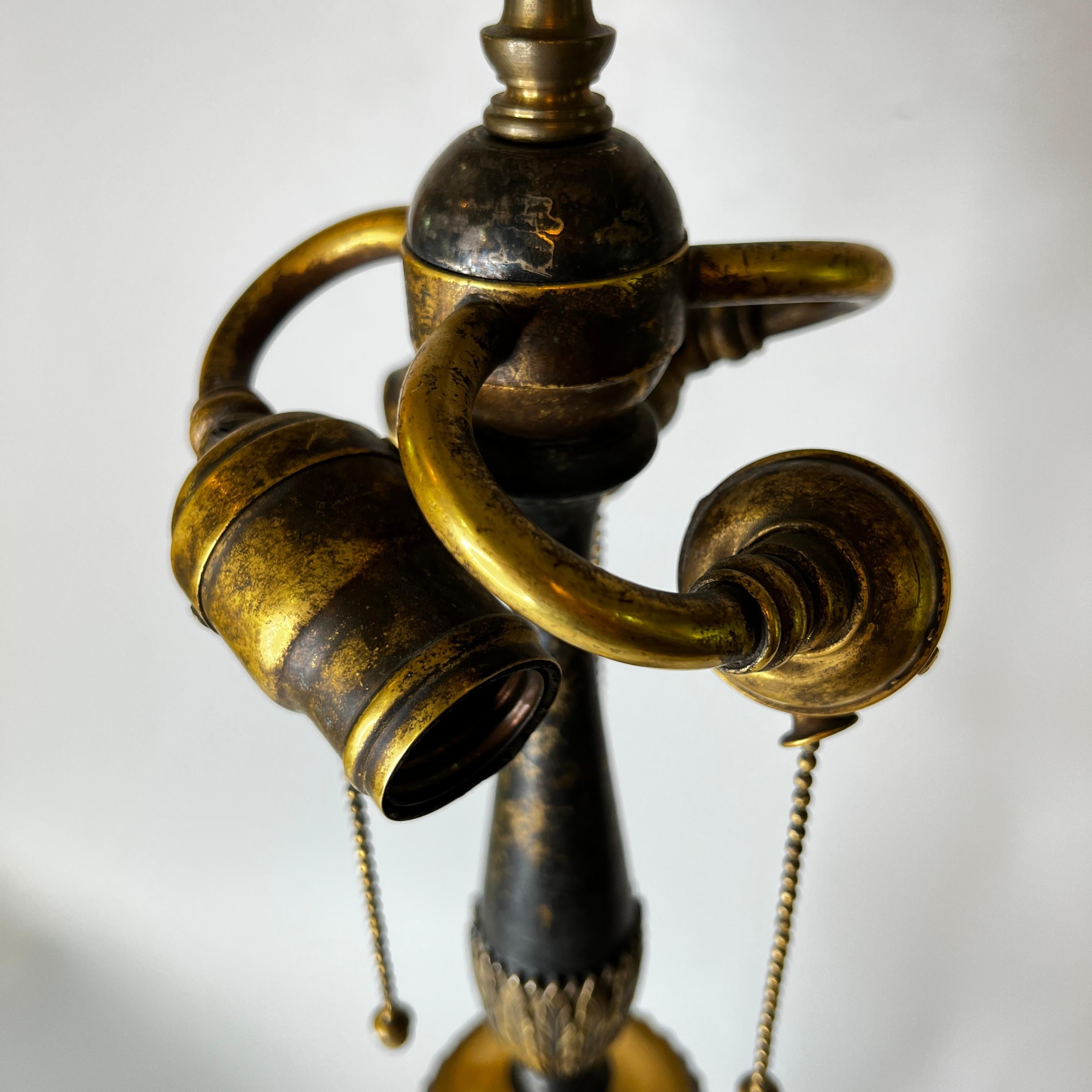 Néoclassique E.F. Lampe de bureau néoclassique Caldwell dorée à la feuille en vente