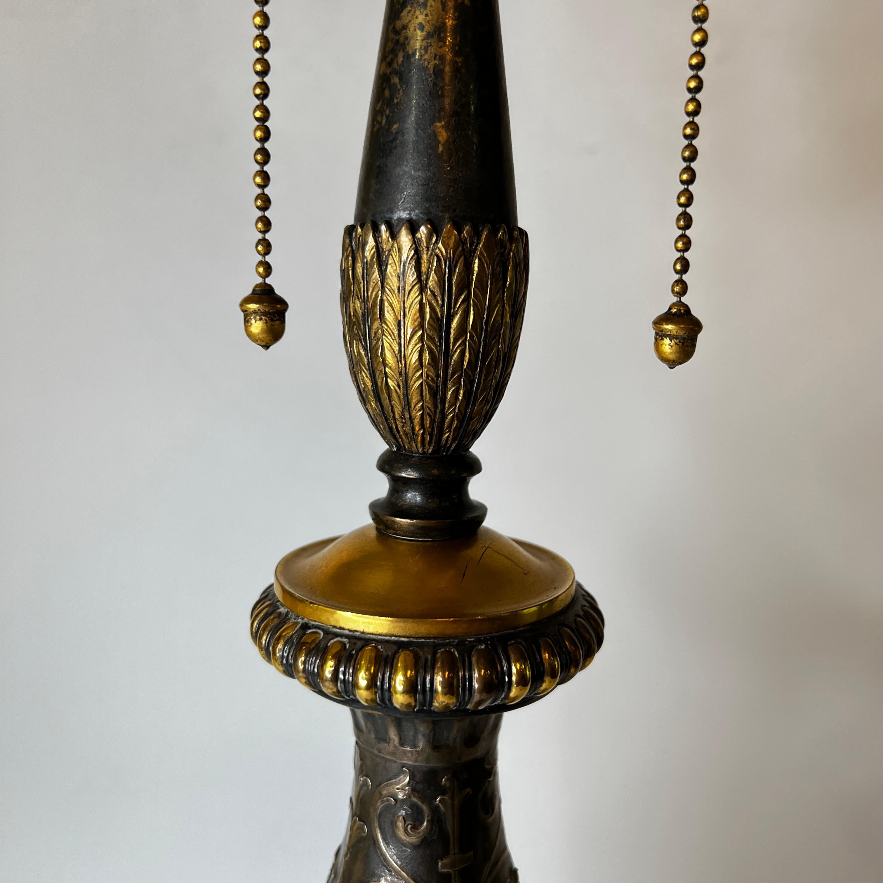 Américain E.F. Lampe de bureau néoclassique Caldwell dorée à la feuille en vente