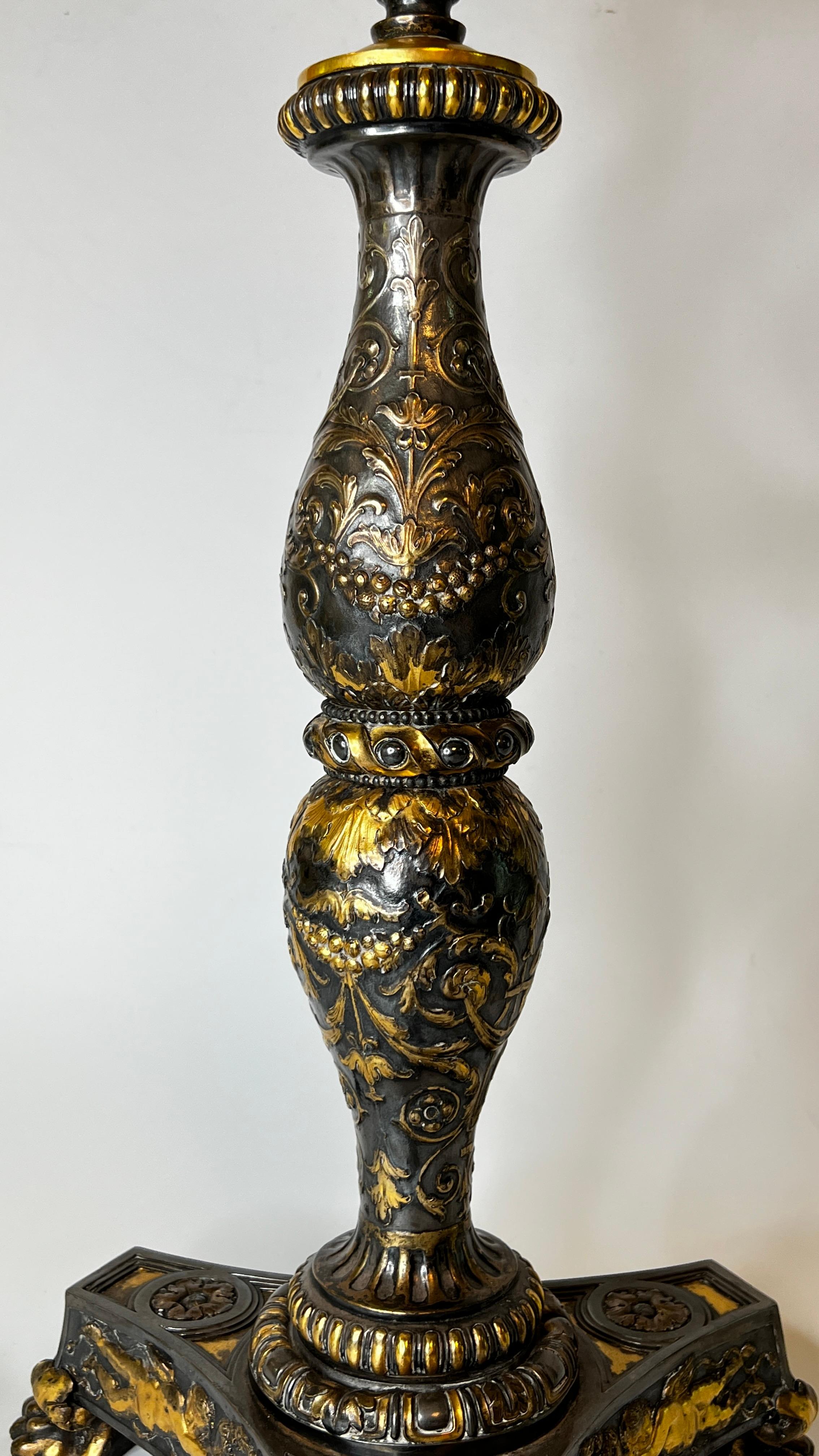 20ième siècle E.F. Lampe de bureau néoclassique Caldwell dorée à la feuille en vente