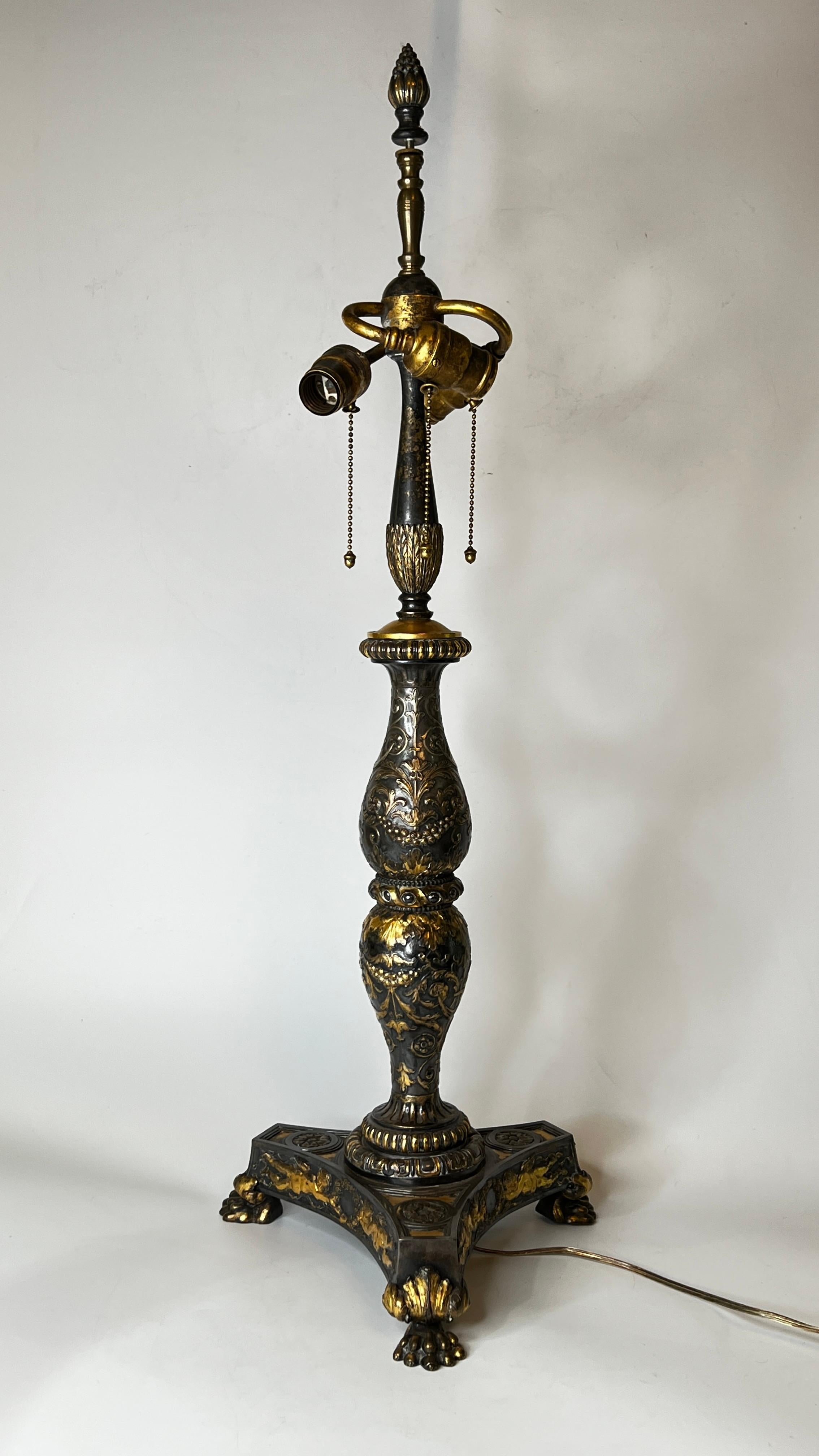 Métal E.F. Lampe de bureau néoclassique Caldwell dorée à la feuille en vente