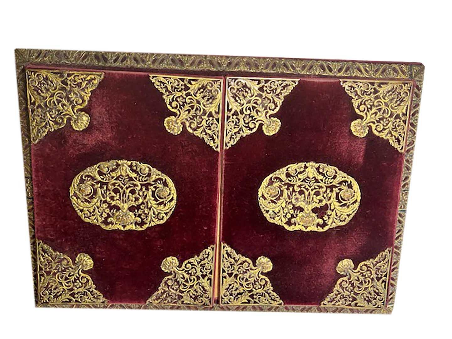 A beautiful renaissance revival red velvet with gilt doré desk blotter. In the style of EF Caldwell (1851–1914), not signed. Circa 1890, New York, US.
