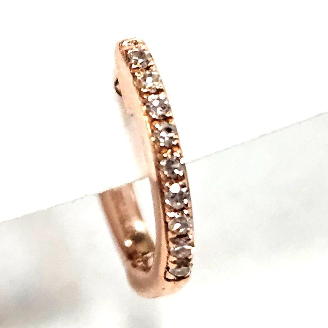 Este delicado mini aro con pavé de la Colección EF está elaborado en oro rosa de 14 quilates y diseñado para aportar un refinado toque de brillo a cualquier estilo de oreja. El aro presenta nueve diamantes brillantes redondos, engastados en pavé a