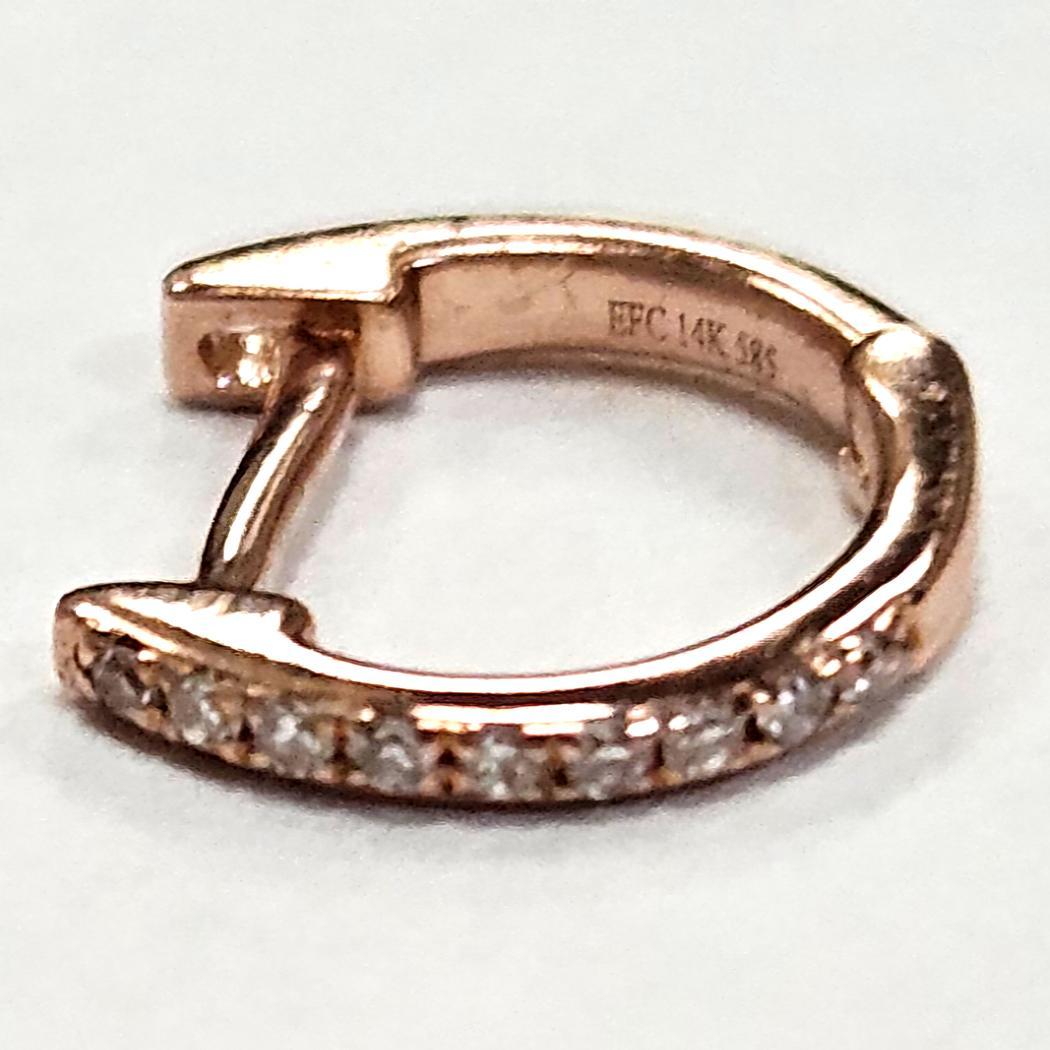 Pendiente sencillo de oro rosa de 14 quilates con mini pavé de diamantes Moderno en venta