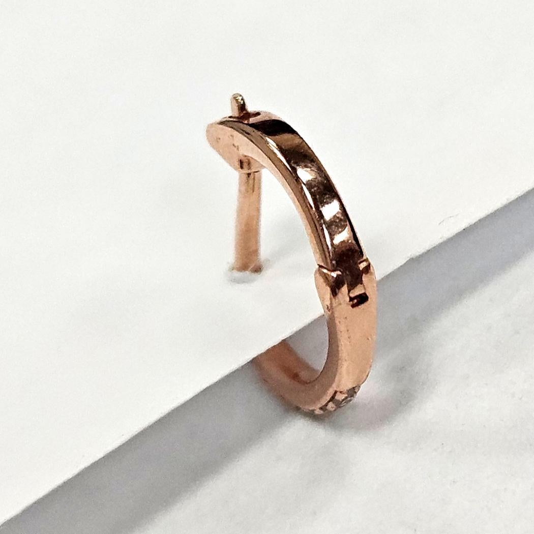 Pendiente sencillo de oro rosa de 14 quilates con mini pavé de diamantes en Excelente estado para la venta en North Miami, FL