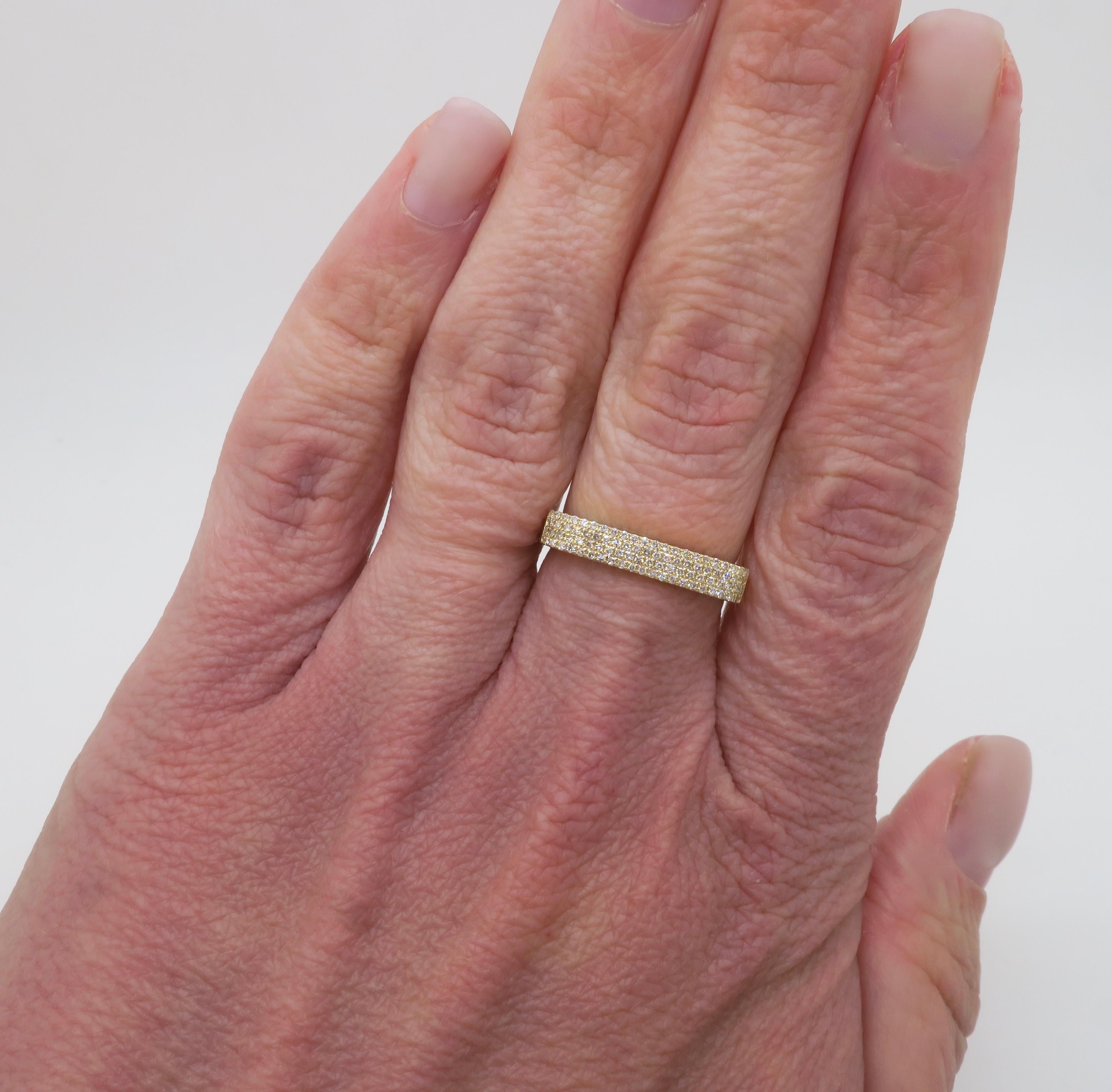 Authentischer EF Collection'S Mikro-Pavé-Diamantring aus 14 Karat Gelbgold. 

Diamant Karat Gewicht: .44ctw Erde Mined Diamanten 
Diamant-Schliff: Rundschliff 
Farbe: E-F
Klarheit: VS1-VS2
Metall: 14K Gelbgold
Gezeichnet: Gestempelt 