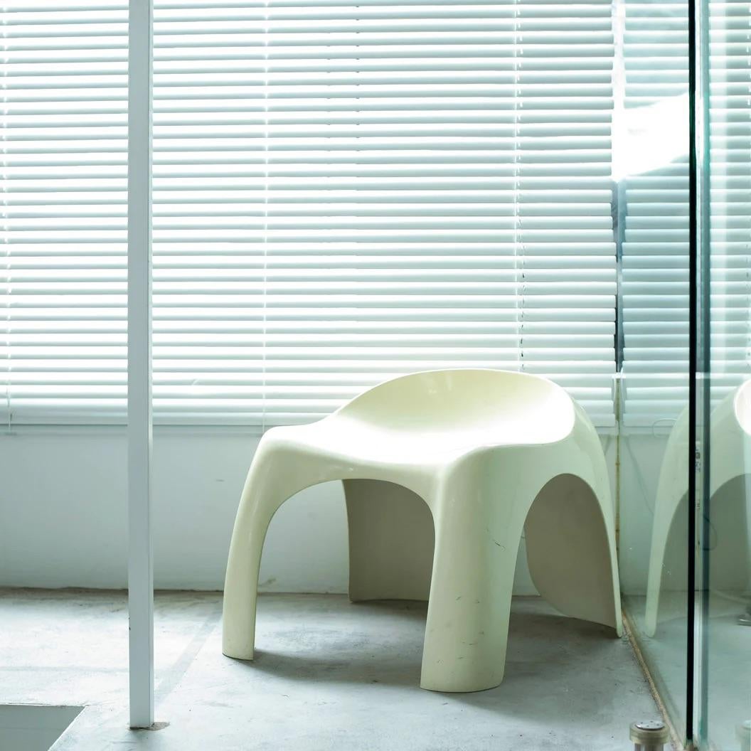 This fiberglass stool by Stacy Dukes is from the famous ski resort Les Arcs 1600, designed by Charlotte Perriand. It was originally used as a chair for children or in a bathroom. The front legs are reminiscent of Yanagi Sori's elephant stool, but