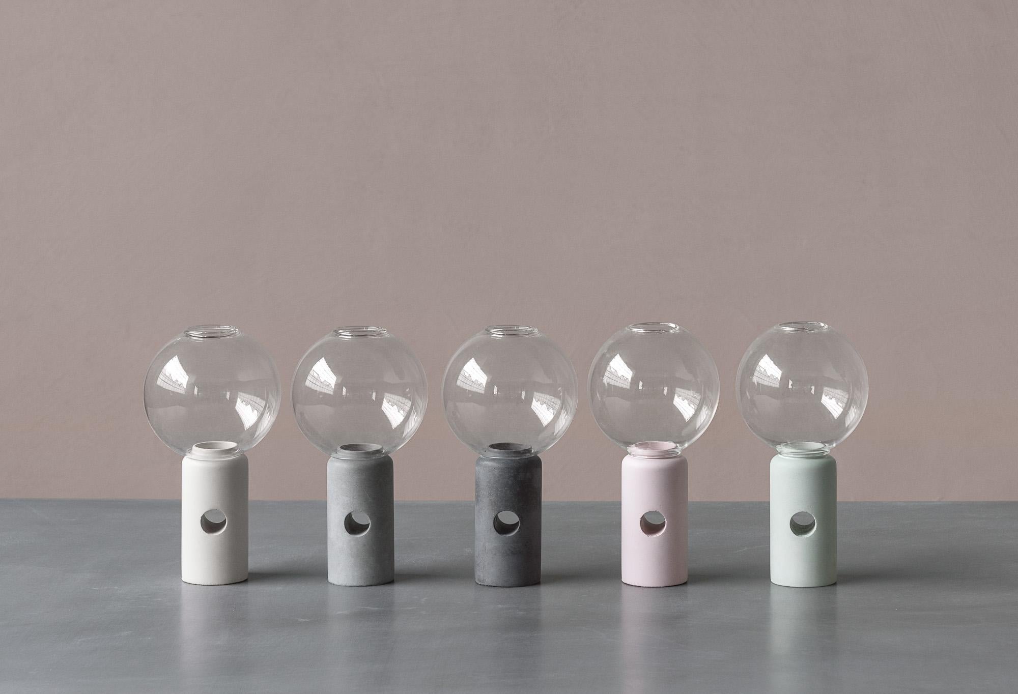Der Kerzenhalter Efesto ist ein handwerkliches Designprodukt aus der Kollektion Betonaccessoires von Forma & Cemento. Dieser Kerzenständer ist aus Beton und geblasenem Glas gefertigt, um ein einzigartiges Materialspiel zu schaffen, das auf die