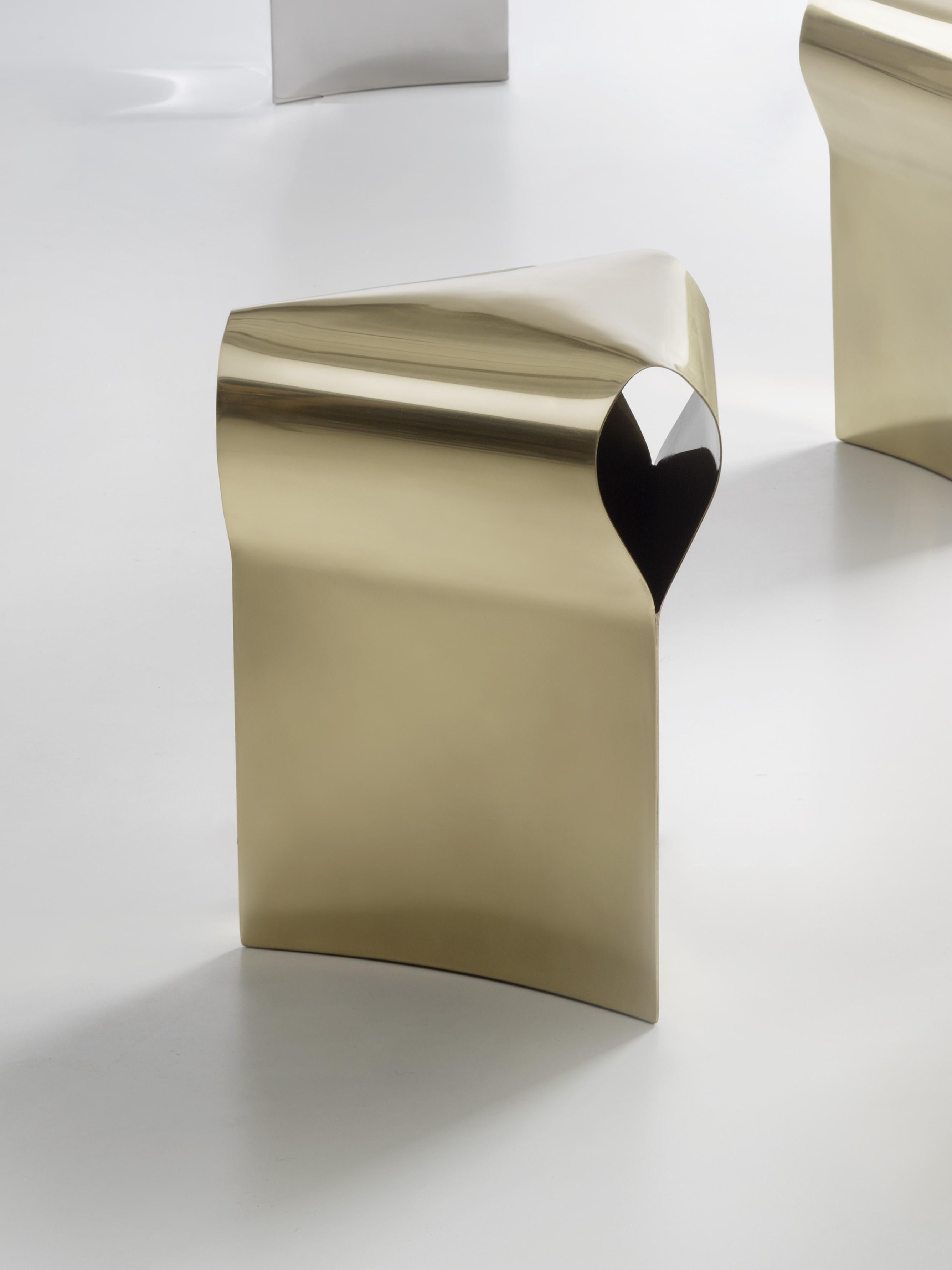 Efesto Stool by De Castelli
Dimensions: W 36 x D 42 x H 45 cm
Materials: Polished Brass
Other versions are available, please contact us for any request.

More than mere furniture, the Efesto stool is a sculpture for the home which exalts the brand’s