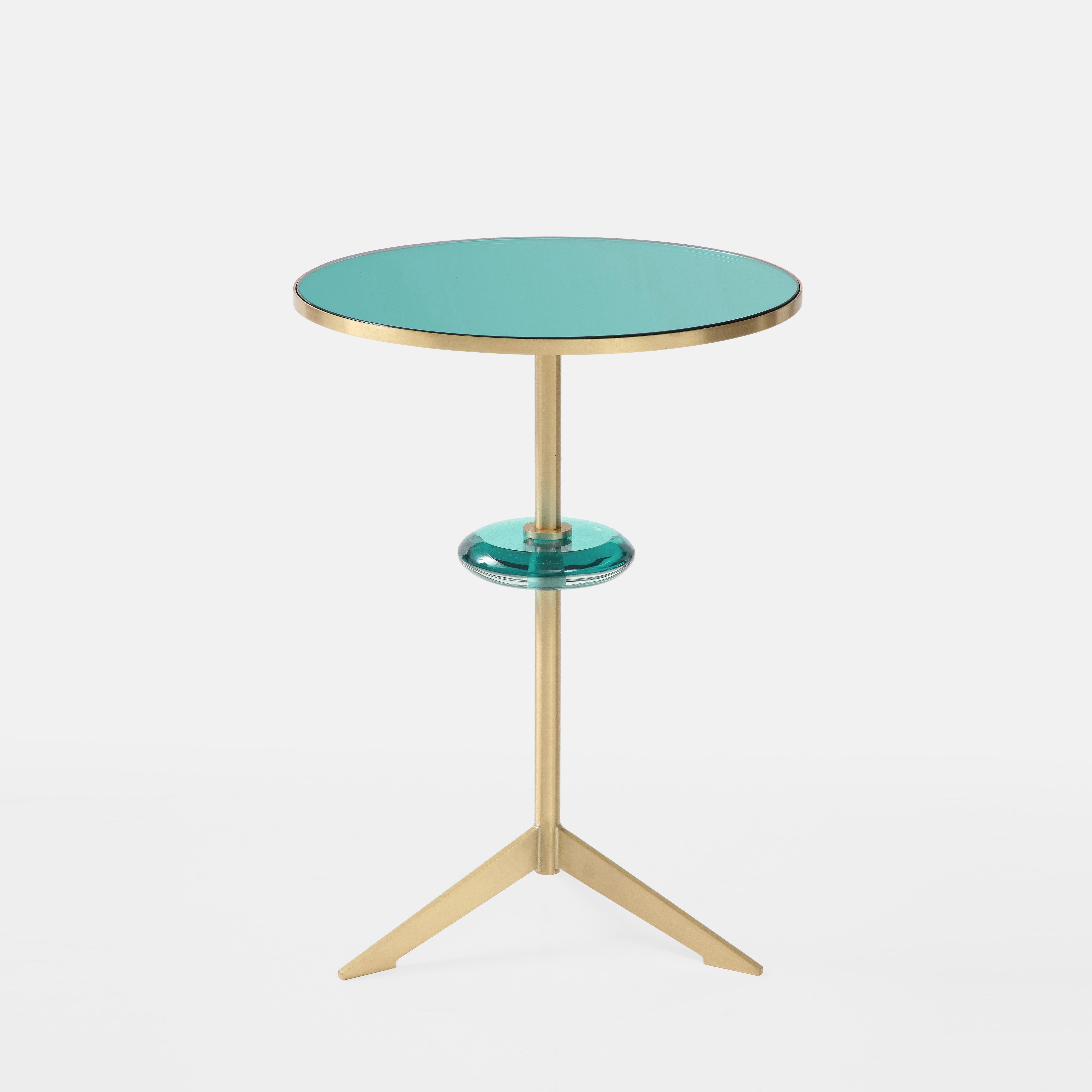 XXIe siècle et contemporain Effetto Vetro Paire de tables d'appoint tripodes contemporaines sur mesure en verre et laiton en vente