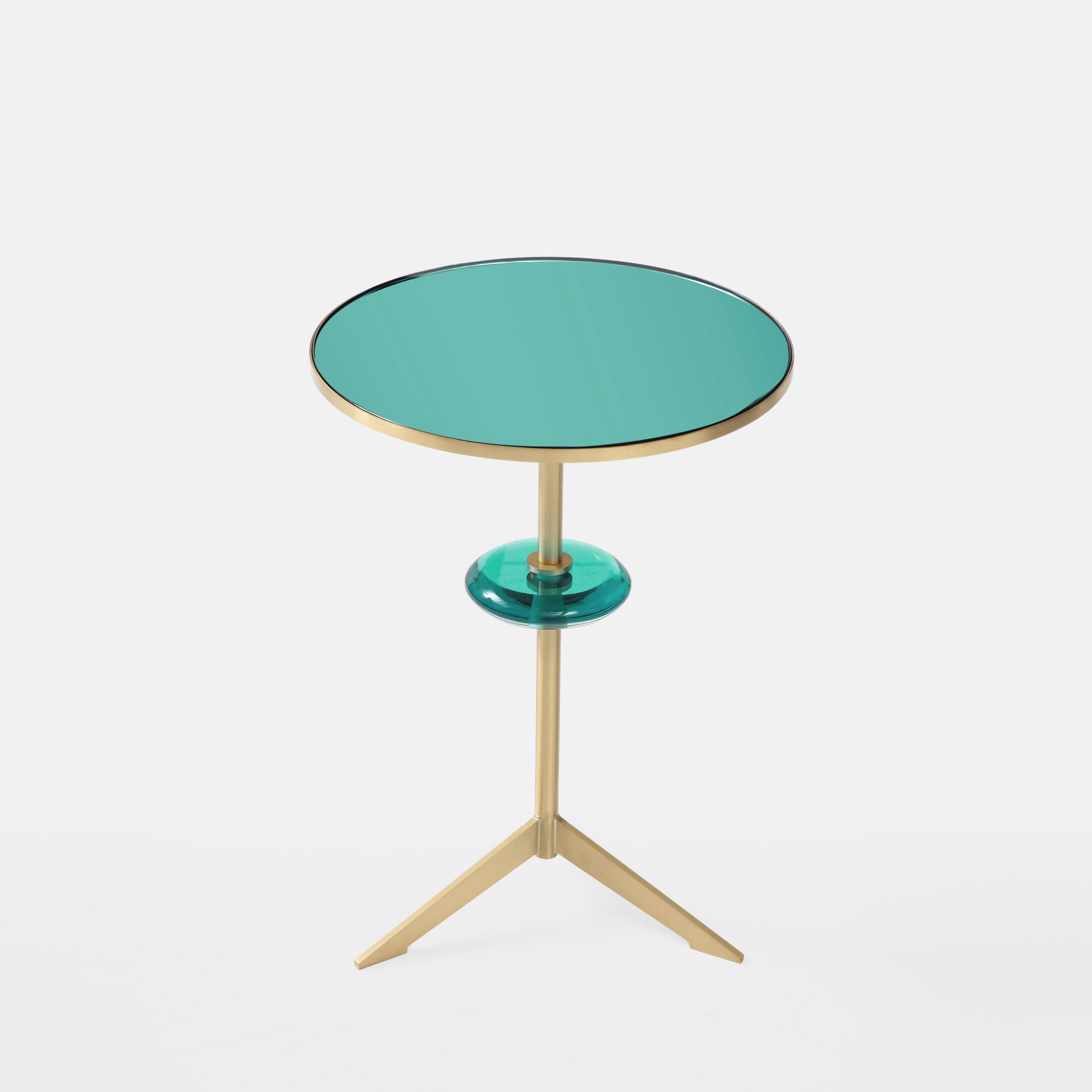 Laiton Effetto Vetro Paire de tables d'appoint tripodes contemporaines sur mesure en verre et laiton en vente