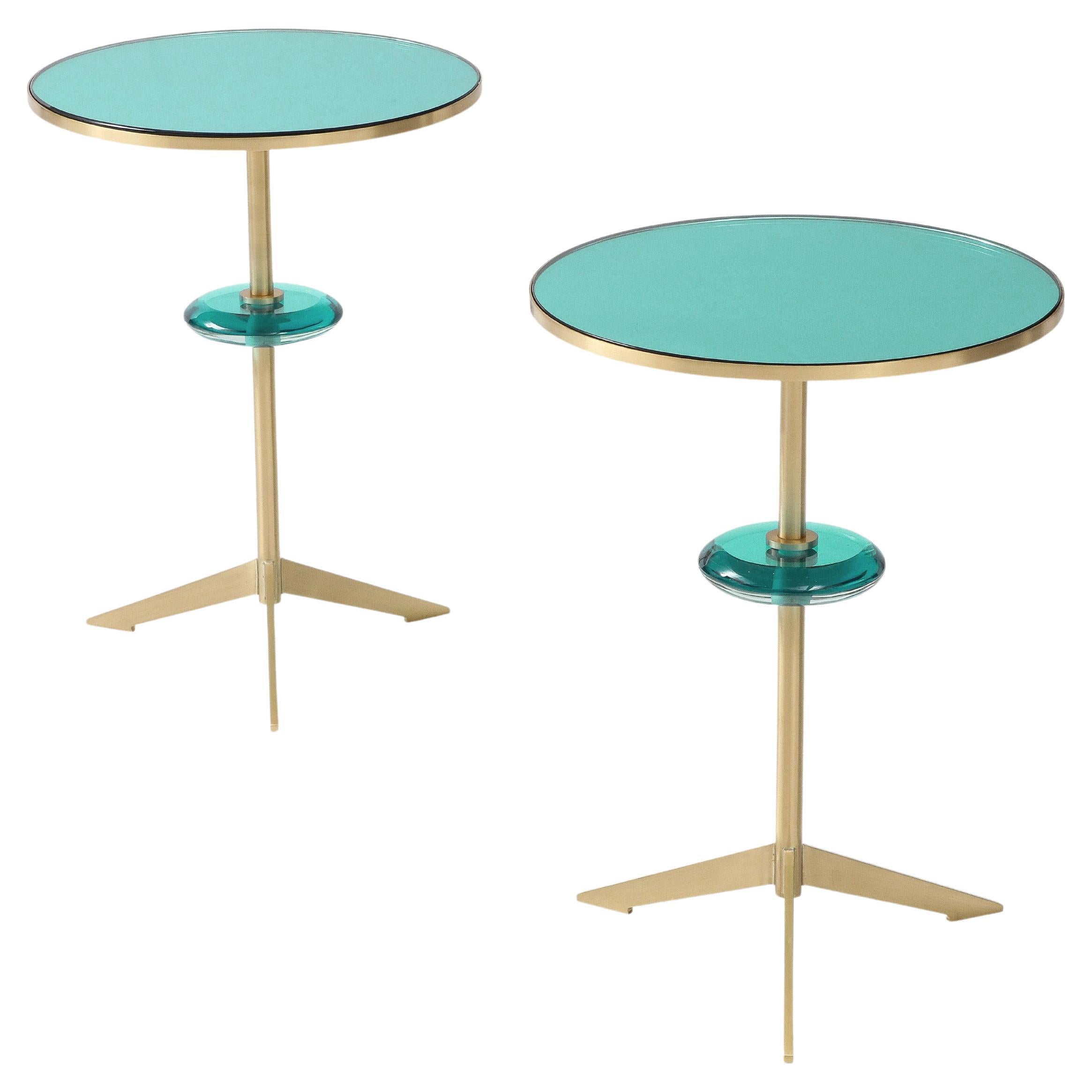 Effetto Vetro Paire de tables d'appoint tripodes contemporaines sur mesure en verre et laiton en vente