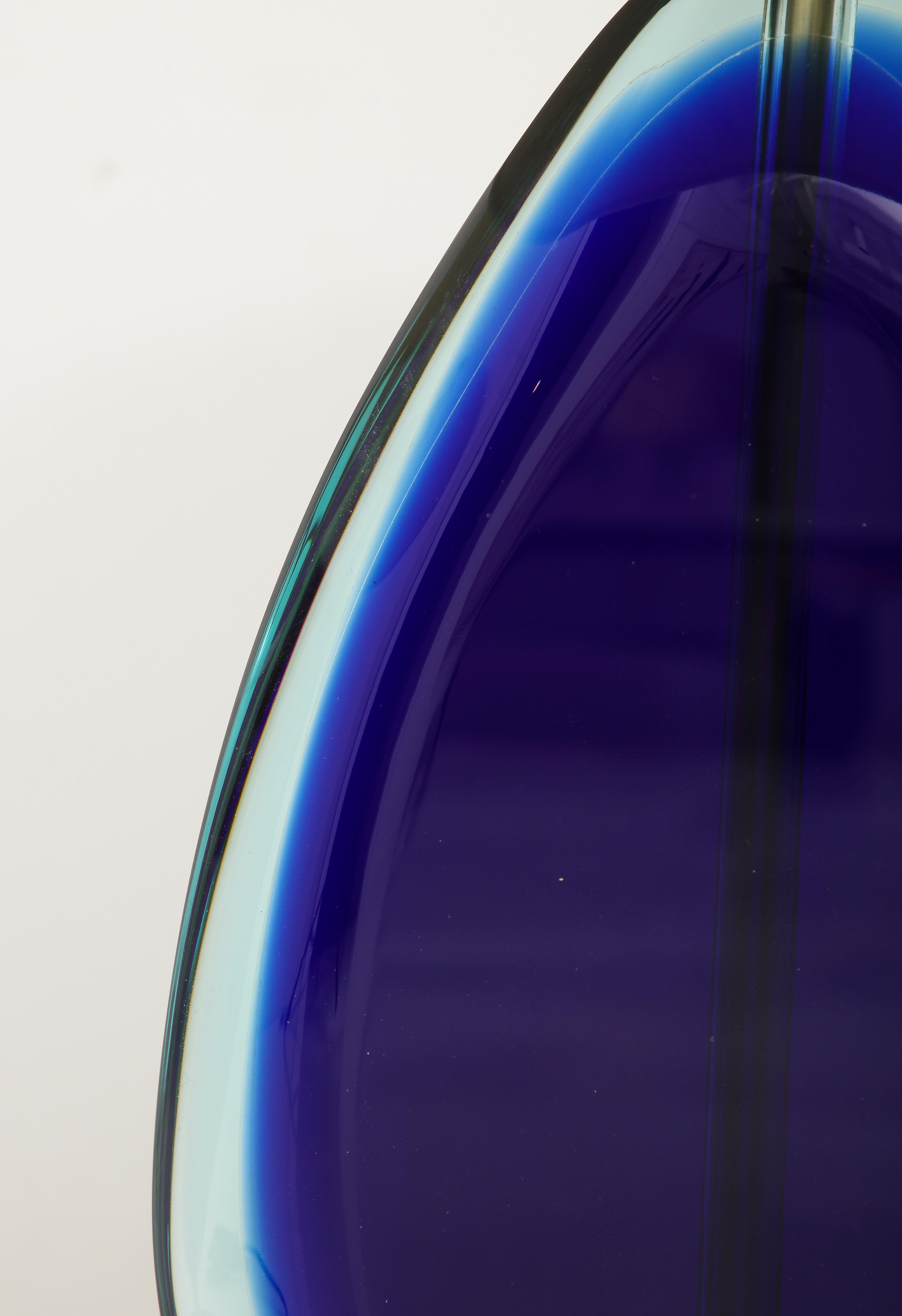 XXIe siècle et contemporain Effetto Vetro Paire de lampes de table contemporaines en verre bleu et laiton en vente