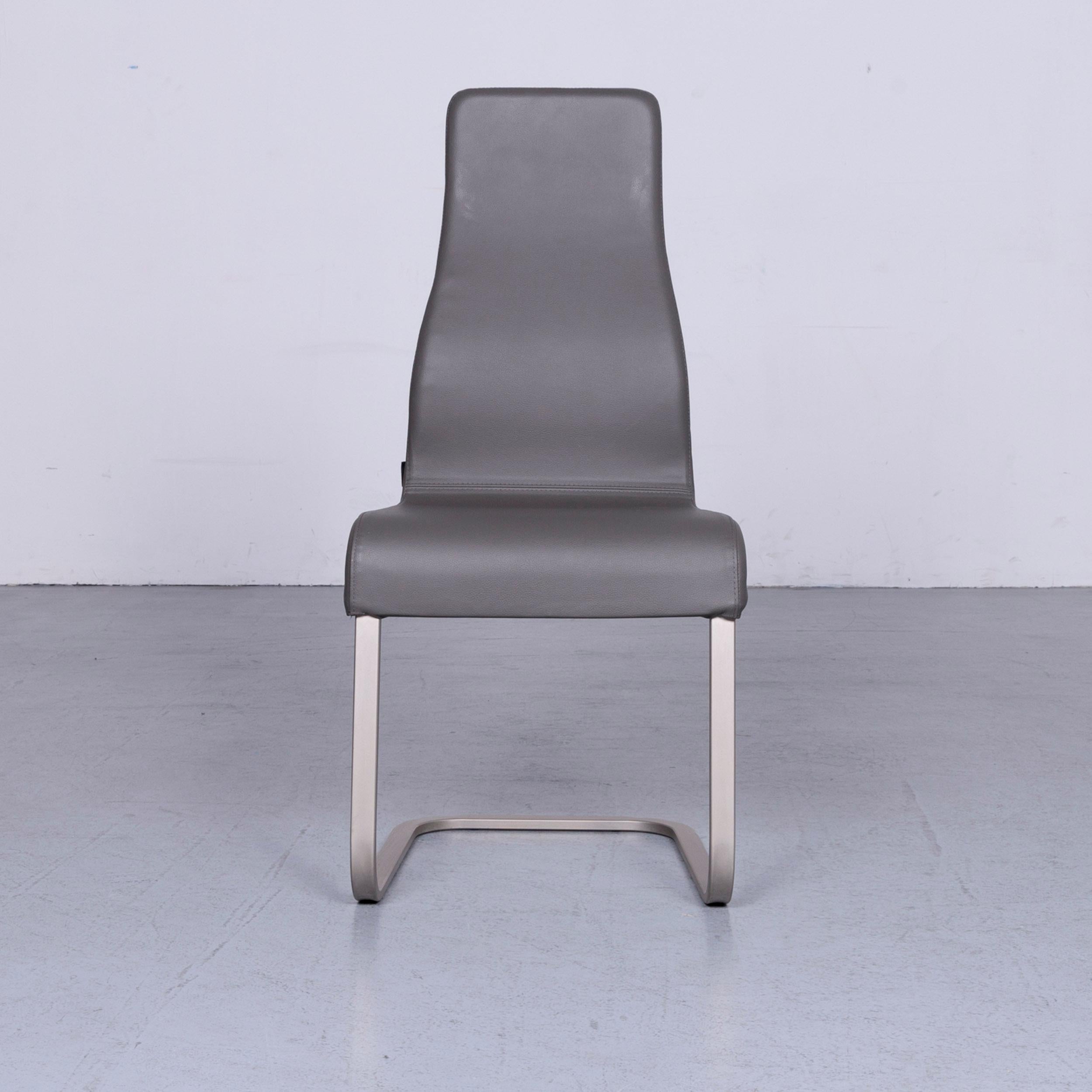 Nous vous présentons un fauteuil en cuir gris Effezeta au design moderne et intemporel 
































   