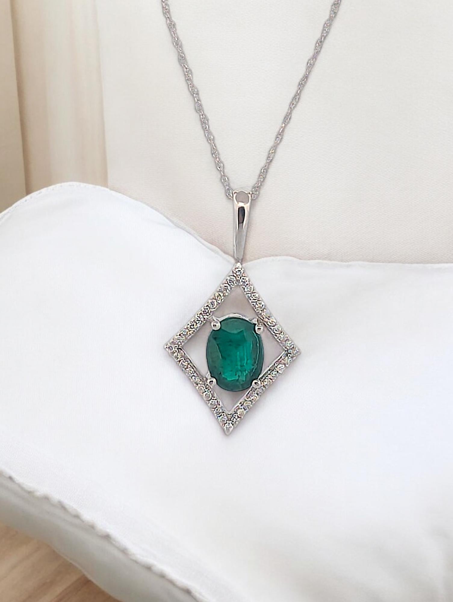 Erweitern Sie Ihre Schmucksammlung mit Effy, einem auffälligen Collieranhänger aus 14 Karat Weißgold mit einem brillanten, natürlichen Smaragd von 1,10 Karat in der Mitte, akzentuiert mit schimmernden Diamanten von 0,15 Karat. Dieses Stück strahlt