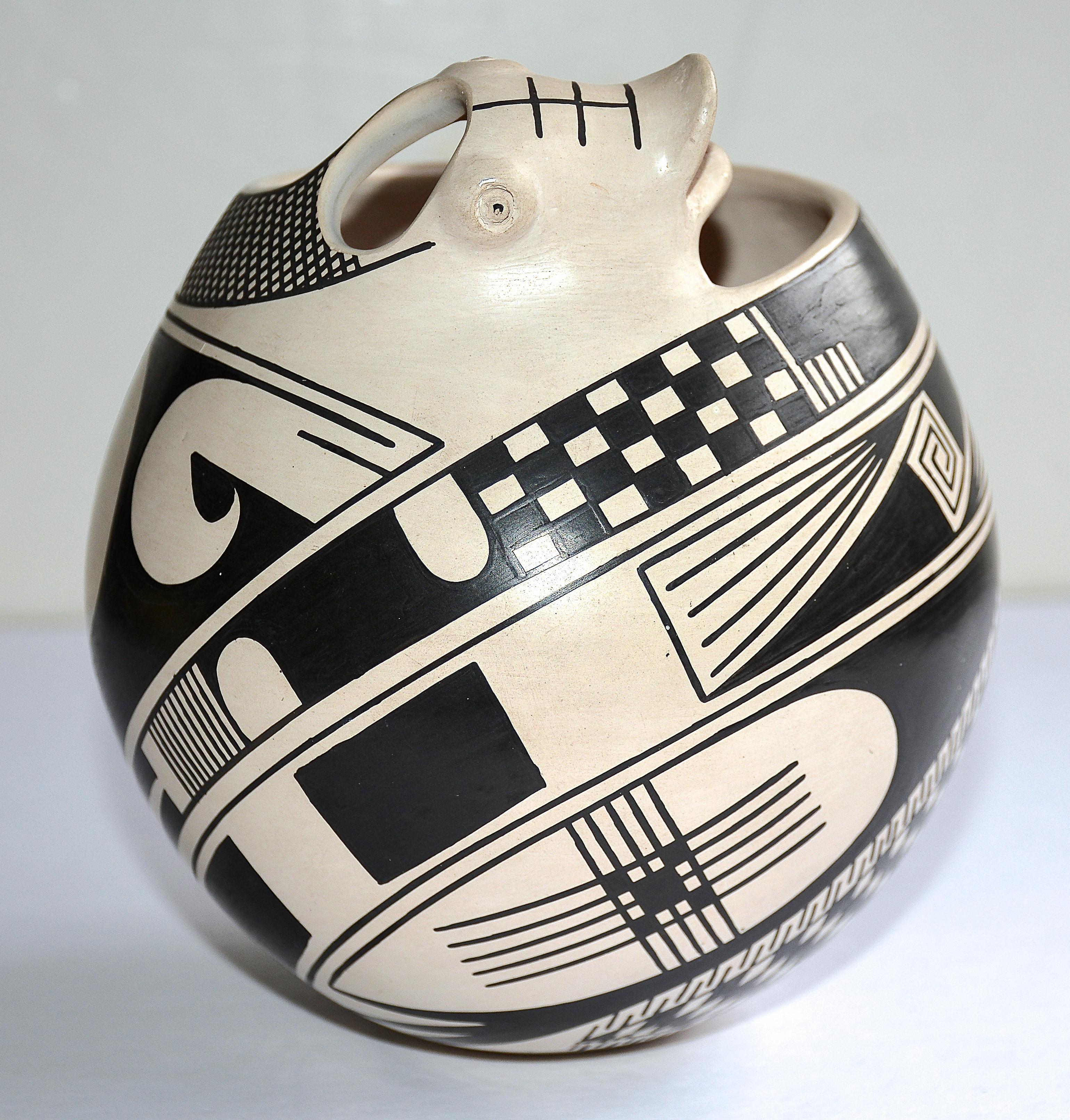 Other Mata Ortiz Effigy Pot by Nicolas Quezada, 1988 For Sale