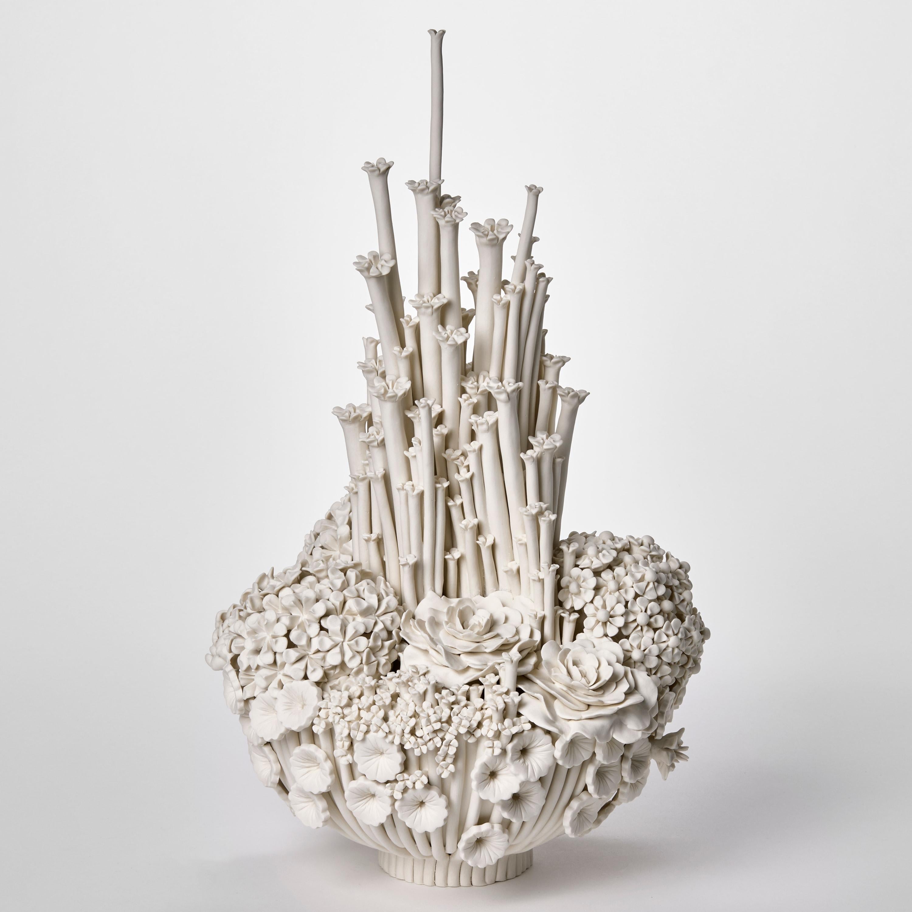 'Efflorescence V' è una scultura in porcellana unica creata dall'artista britannica Vanessa Hogge. 

Lavorando in gres nero e porcellana, Hogge realizza opere d'arte uniche nel suo studio di East London. Forte di anni di esperienza nella ceramica,