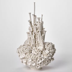 Efflorescence V, floraler, weißer, skulpturaler Tafelaufsatz aus Porzellan von Vanessa Hogge