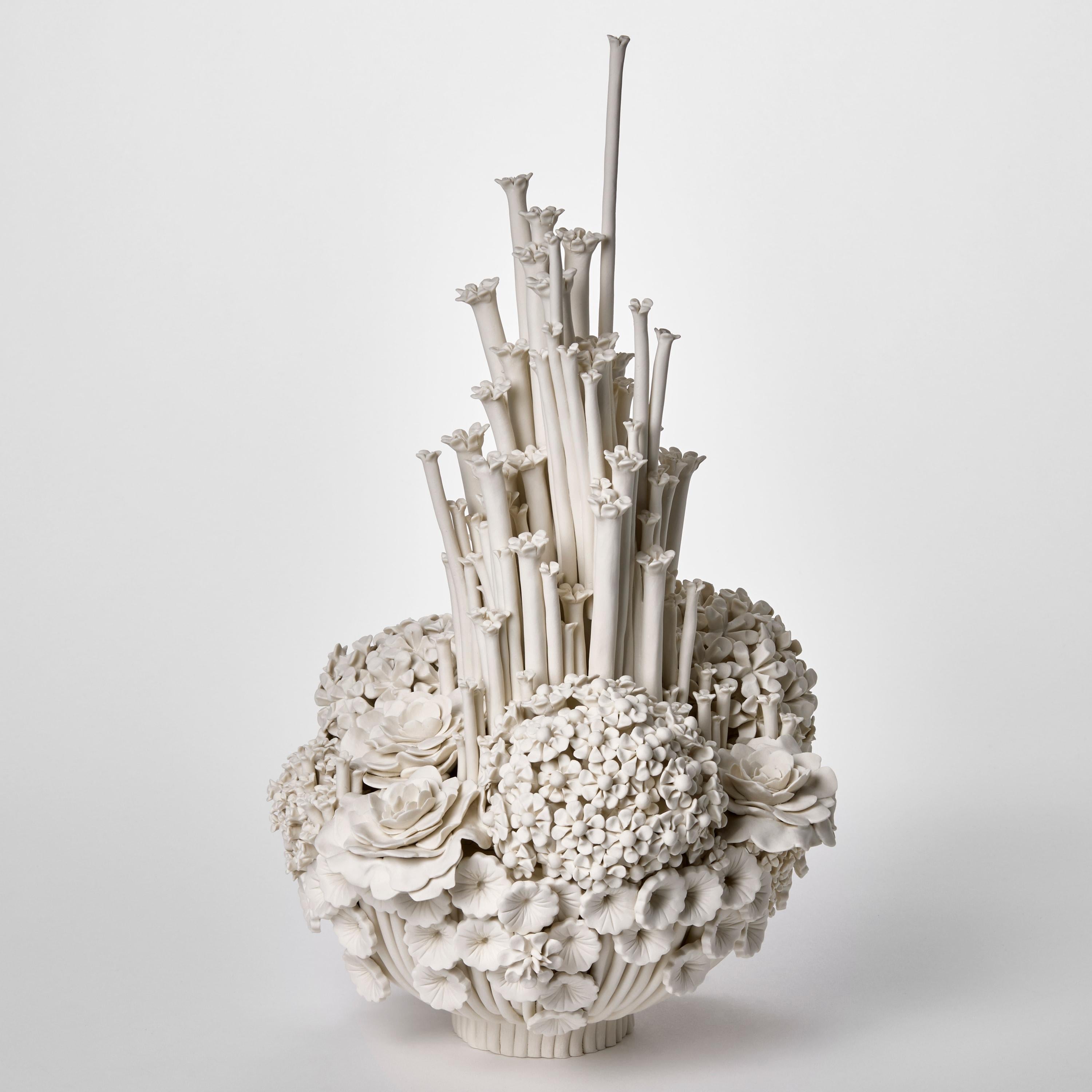 Organico moderno Efflorescence V, centrotavola scultoreo floreale in porcellana bianca di Vanessa Hogge in vendita