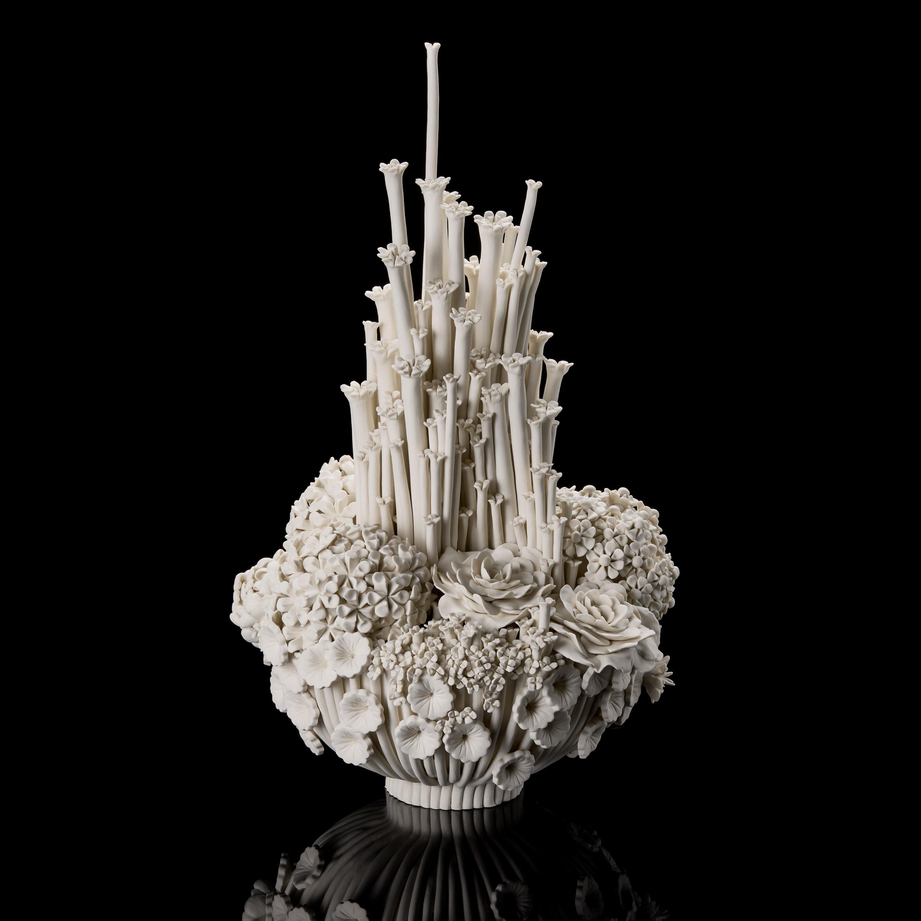 Britannico Efflorescence V, centrotavola scultoreo floreale in porcellana bianca di Vanessa Hogge in vendita