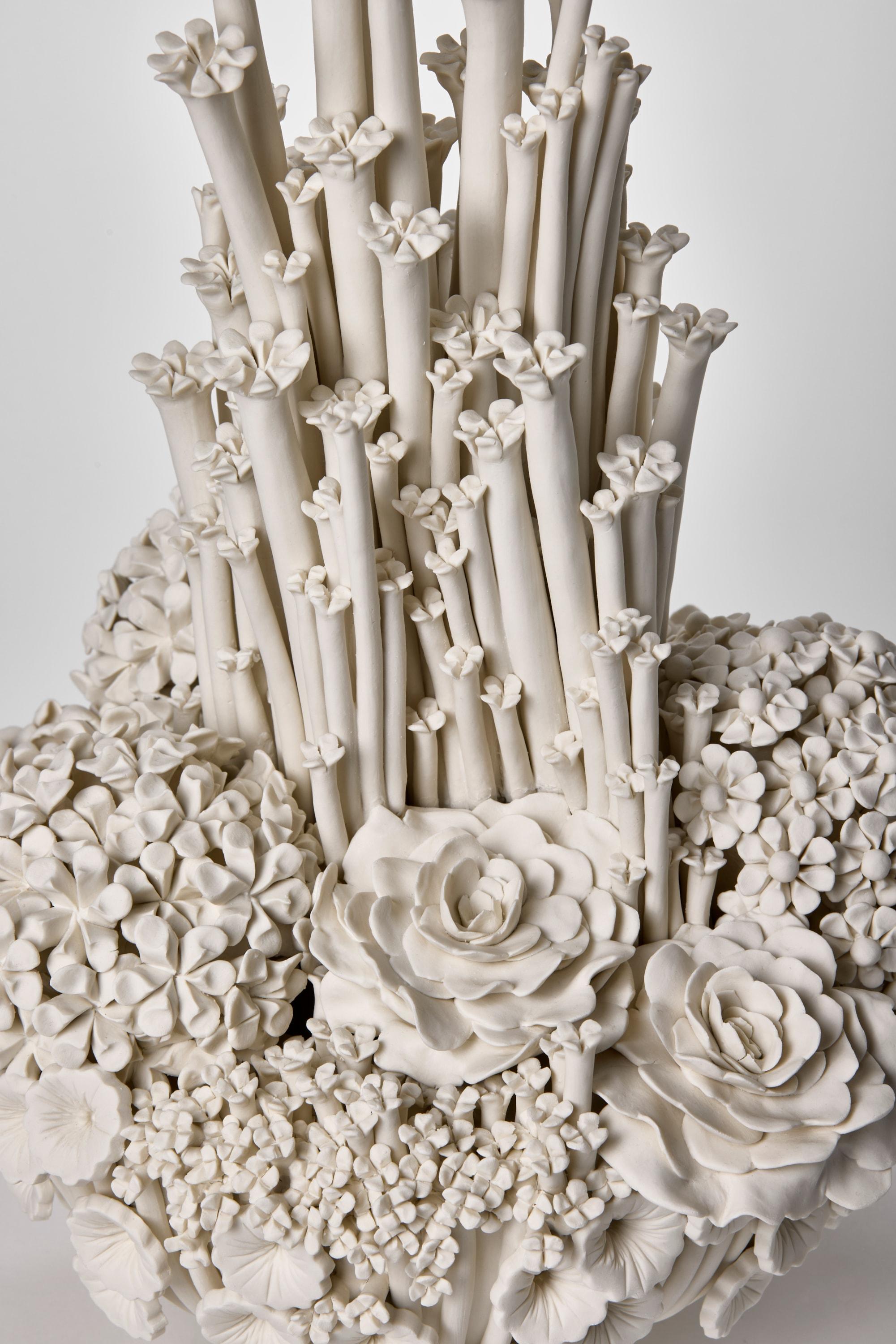 Fatto a mano Efflorescence V, centrotavola scultoreo floreale in porcellana bianca di Vanessa Hogge in vendita