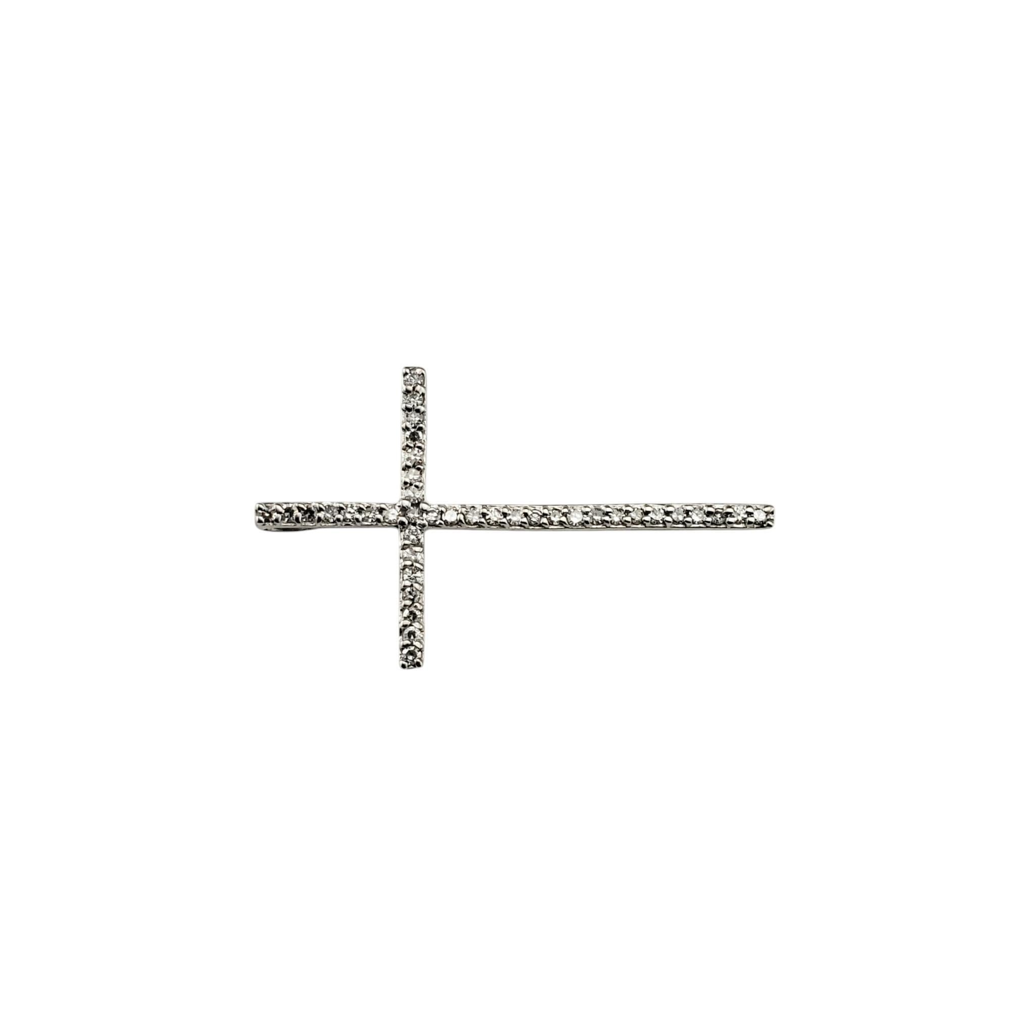 Ciondolo a forma di croce con diamanti in oro bianco 14K di Effy.

Questo elegante pendente a forma di croce è impreziosito da 38 diamanti rotondi a taglio singolo incastonati in oro bianco 14K.

Peso totale approssimativo dei diamanti: .15 - .20