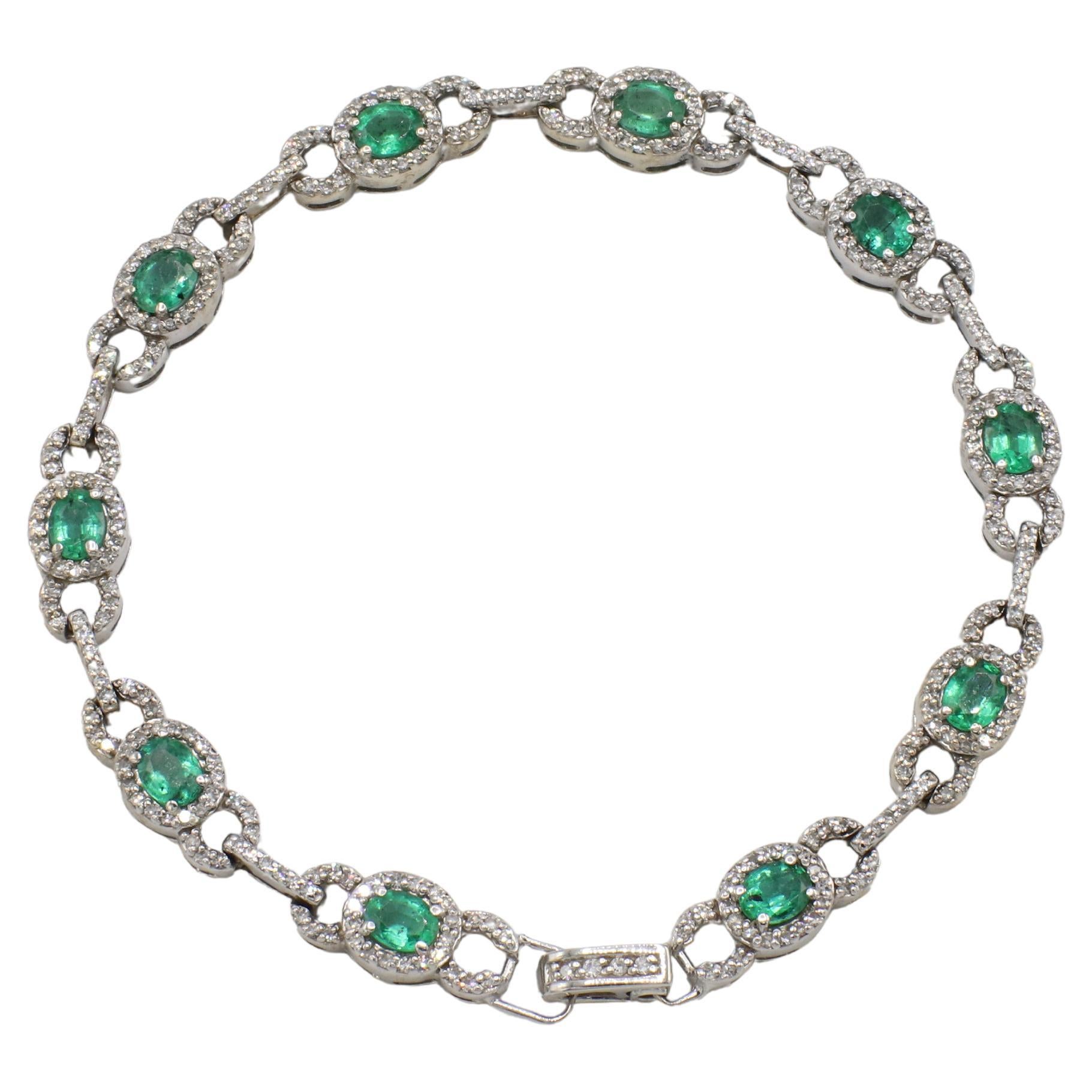 Moderno Bracciale linea tennis Effy in oro bianco 14 carati con diamanti naturali e smeraldi verdi in vendita