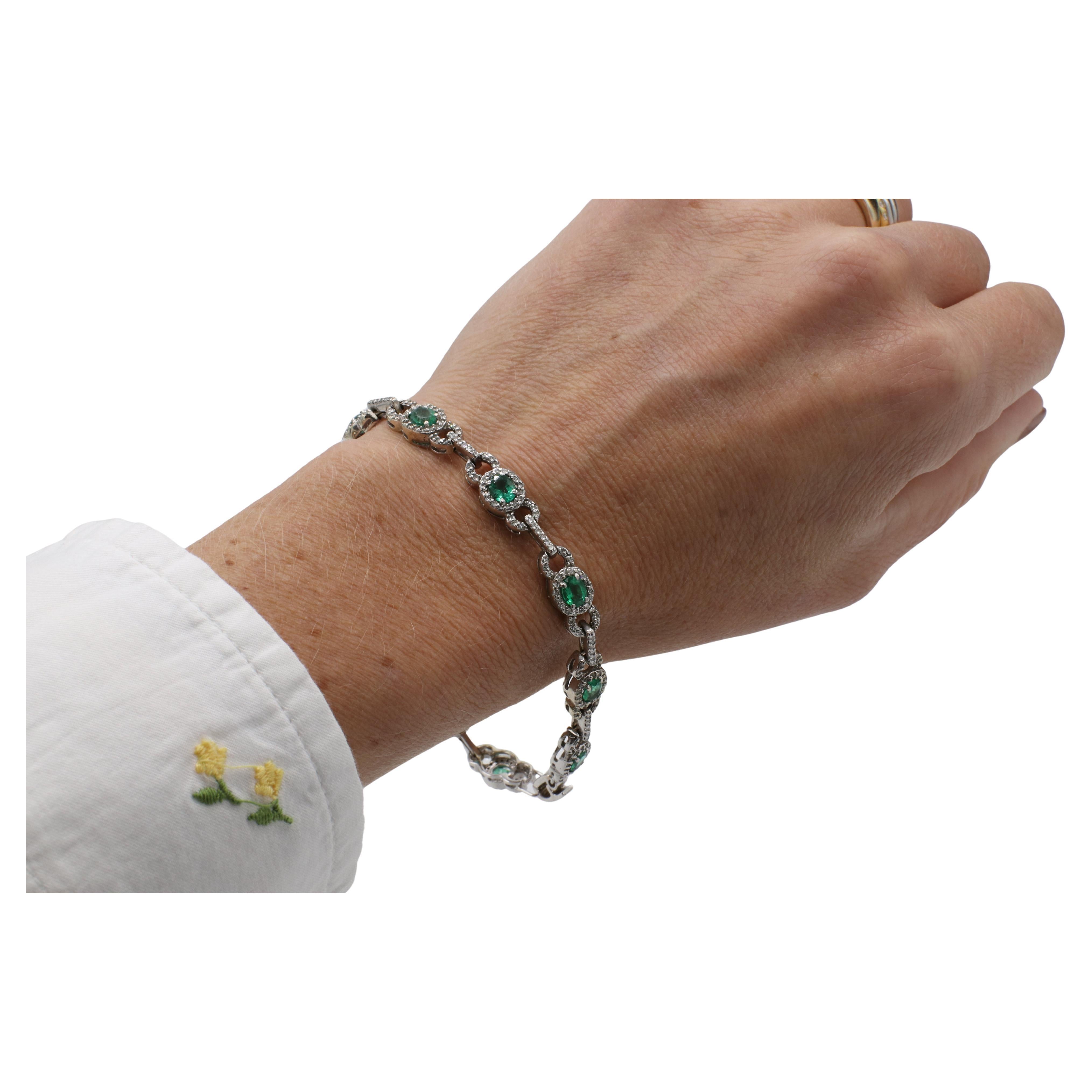 Taglio ovale Bracciale linea tennis Effy in oro bianco 14 carati con diamanti naturali e smeraldi verdi in vendita