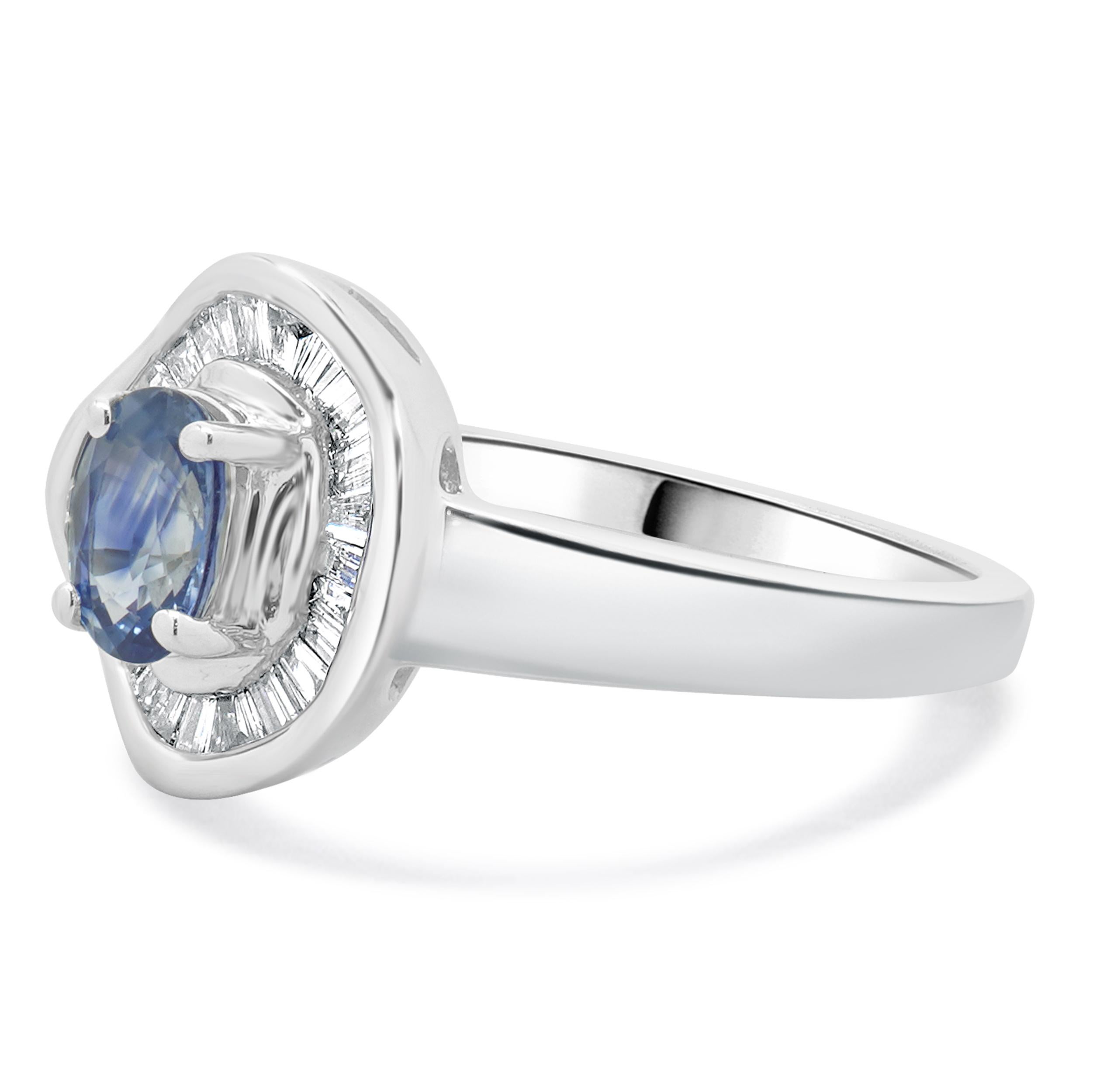 Designer: Effy
MATERIAL: 14K Weißgold
Saphir: 1 Ovalschliff = 0,60cttw
Diamanten: 25 im Baguetteschliff = 0,30cttw
Farbe: G
Klarheit: SI1
Abmessungen: Die Ringspitze ist 1.98 mm breit.
Ringgröße: 7
Gewicht: 4,00 Gramm
