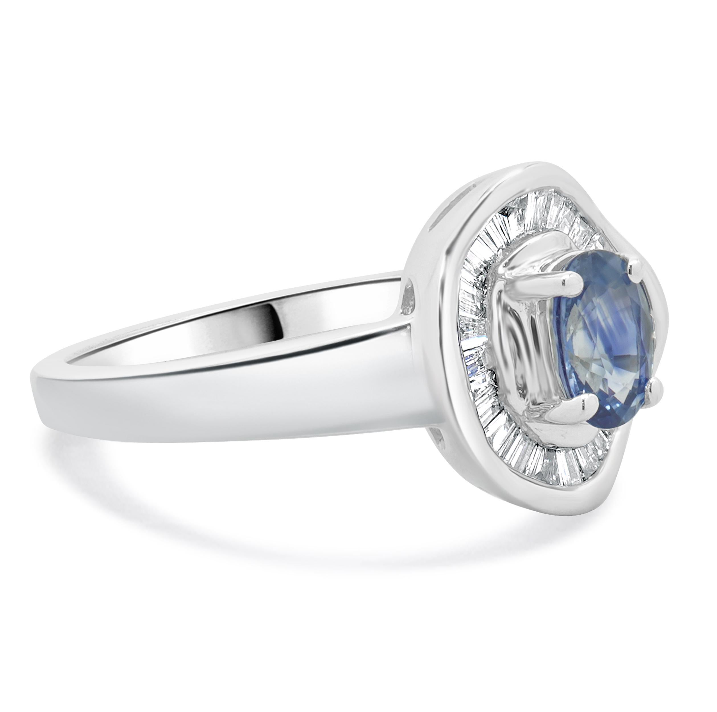 Effy 14 Karat Weißgold Saphir und Baguette Diamant Halo Ring (Ovalschliff) im Angebot