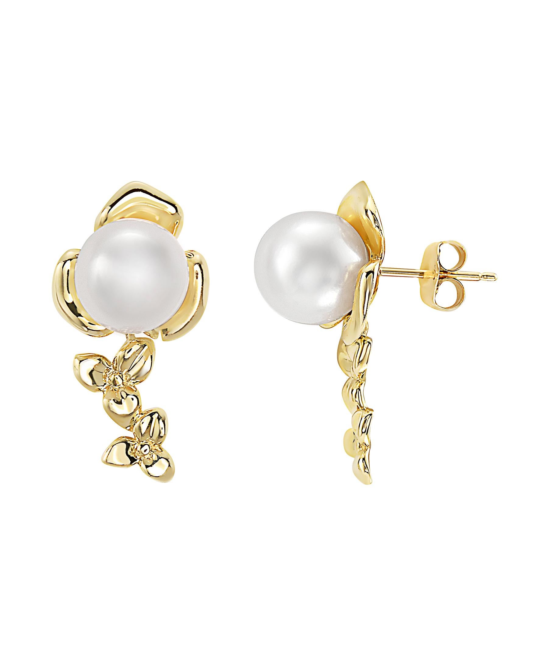 These Effy design earrings are set in 14K Yellow gold. The center of the design features a pair of 8mm fresh water pearls.
The design is accented by gold swirls, and the earrings have post back closures.

The item number is R171.