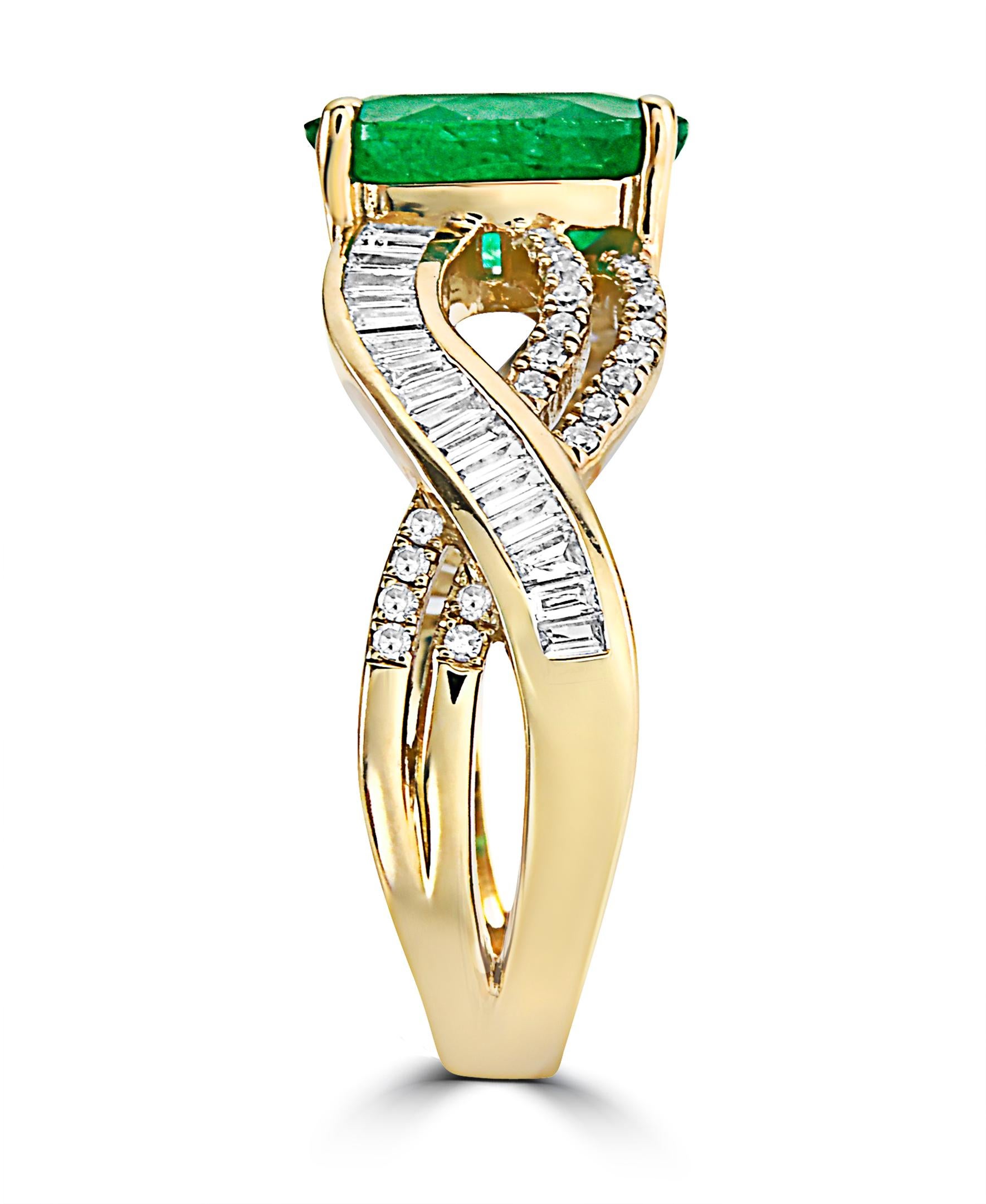Contemporary Effy 14 Karat Yellow Gold Emerald and Diamond Ring For Sale