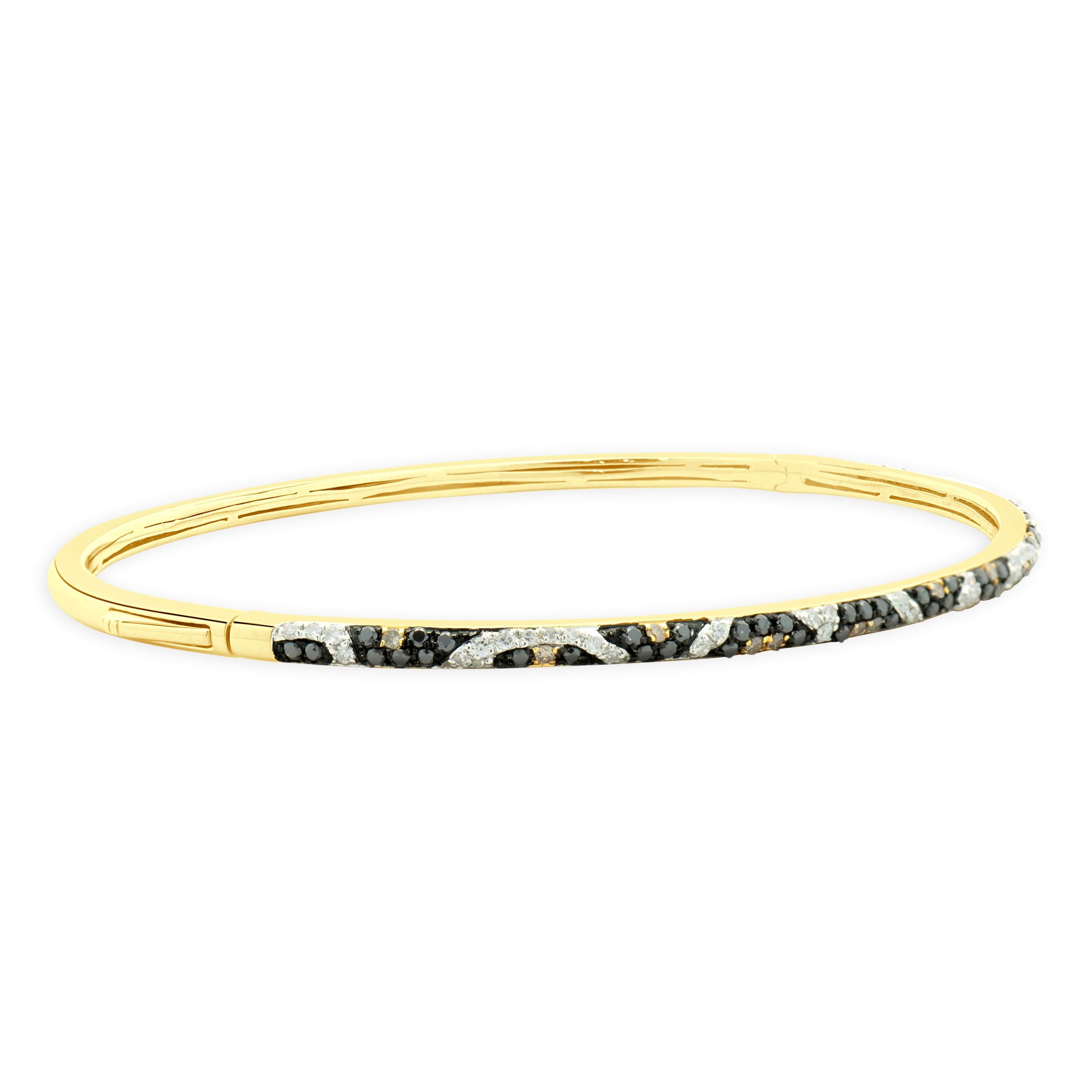 Designer: Effy
MATERIAL: 14K Gelbgold
Diamant: 114 runde Brillanten = 0,50cttw
Farbe: H / Schwarz / Braun
Klarheit: SI1-2
Gewicht: 7.24 Gramm
