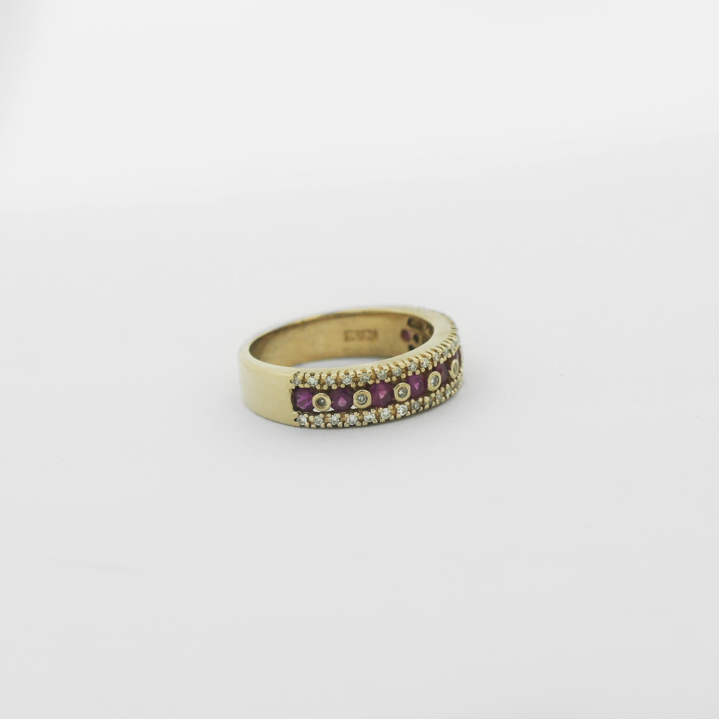 Effy
Natural Ruby & Natural Diamond Band Ring
14K Yellow Gold
Ring Size: US 7.5
Weight: approx 5.7 grams
In great looking condition
wear consistent with time and use such as light scratches/scuffs
See images, please
NO Original boxer papers