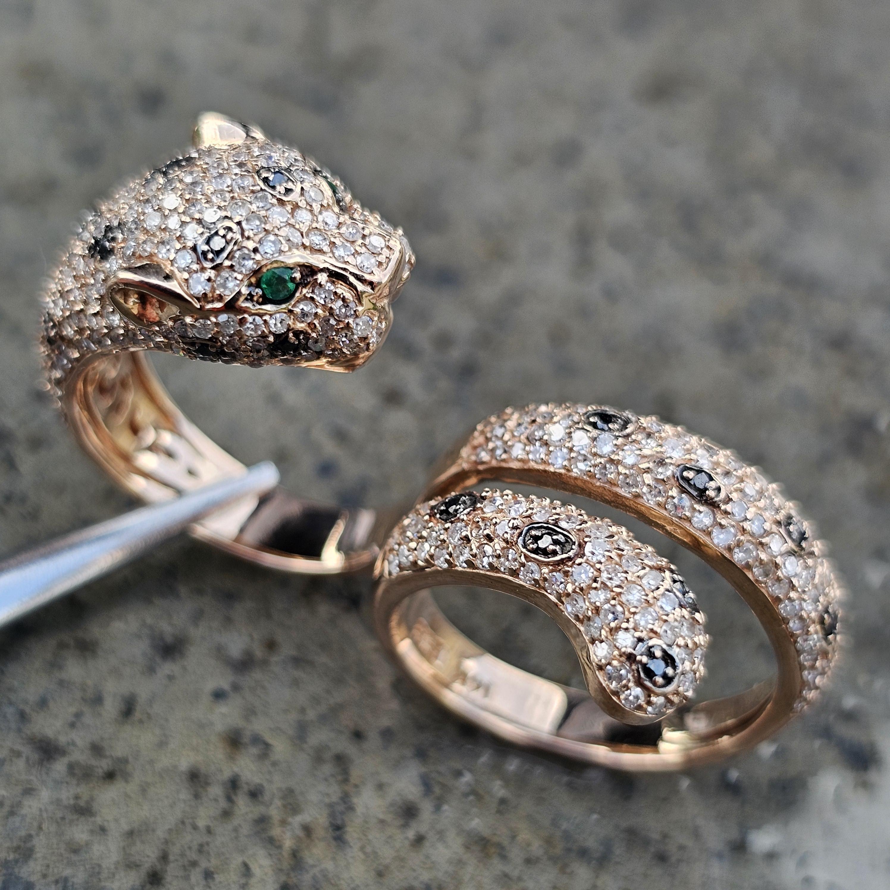 Este exquisito anillo Effy de doble dedo presenta un cautivador diseño con motivo de pantera, incrustado con diamantes blancos y acentuado por llamativos ojos de esmeralda. Elaborado en oro rosa de 14 quilates, el anillo es un testimonio de lujo y