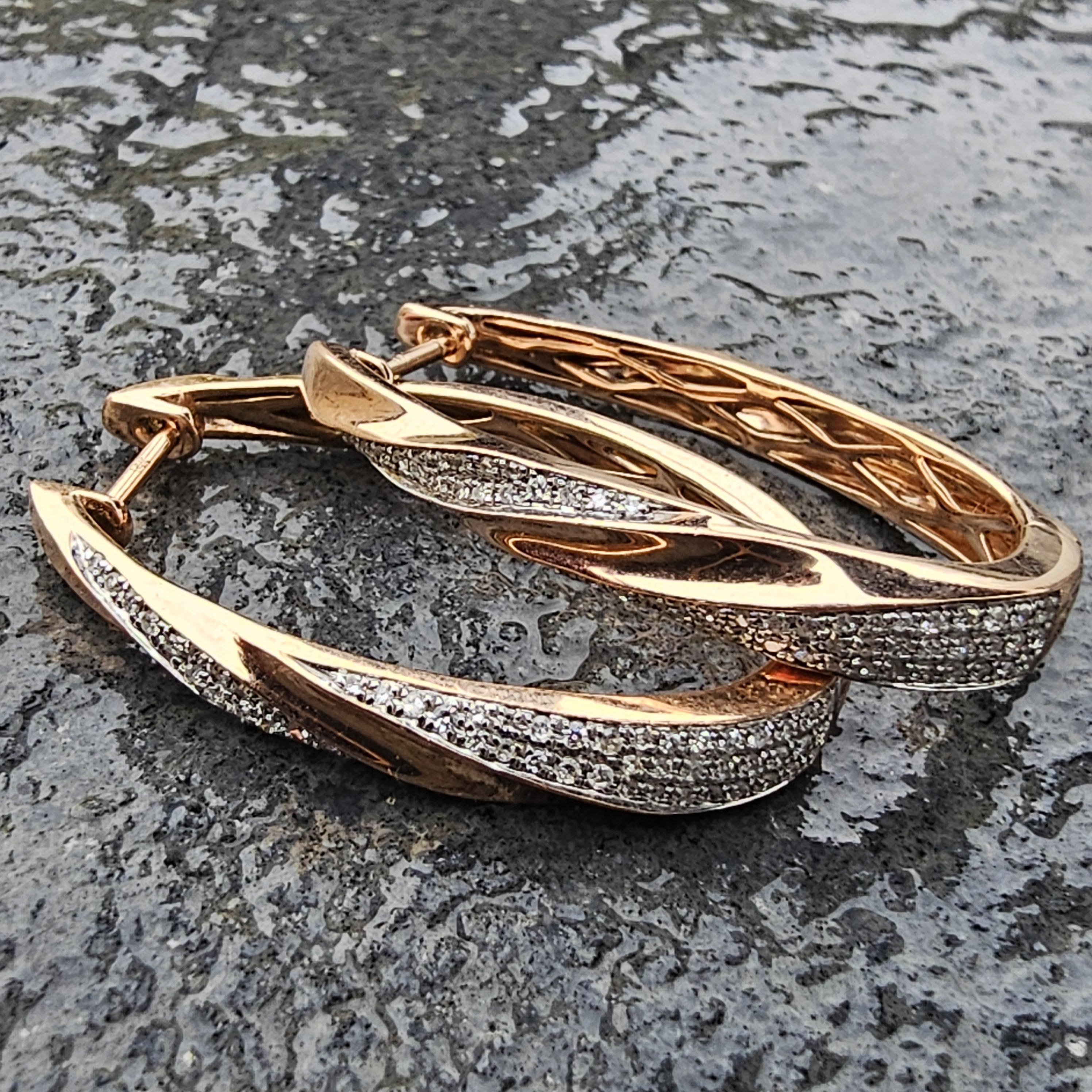 Eleva il tuo stile con questi squisiti orecchini a cerchio di Effy. Realizzati in oro rosa 14k, questi orecchini sono caratterizzati da una splendida serie di diamanti bianchi rotondi, che creano un design accattivante. I dettagli intricati e le