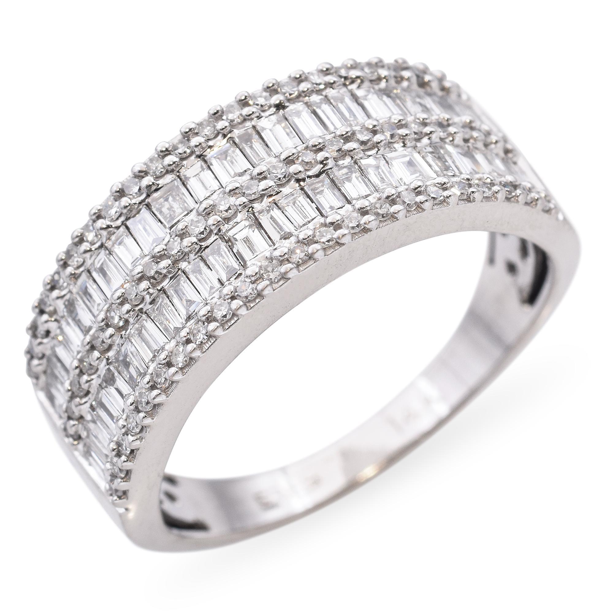 Ce demi-bandeau Effy est réalisé en or blanc 14k et serti d'environ 0,95 carats de diamants étincelants. Le design élégant présente une rangée de pierres taillées en brillant, offrant une sophistication intemporelle et un port polyvalent. Parfaite