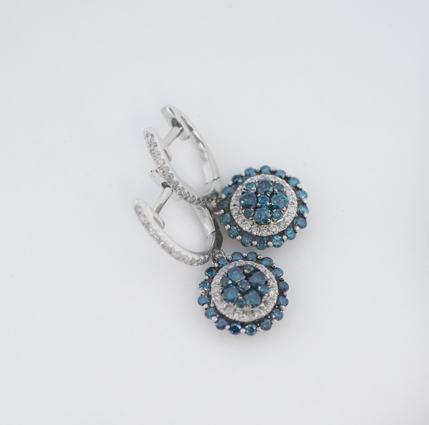 Taglio rotondo Effy, orecchini a goccia in oro bianco 14K con diamanti blu e bianchi in vendita