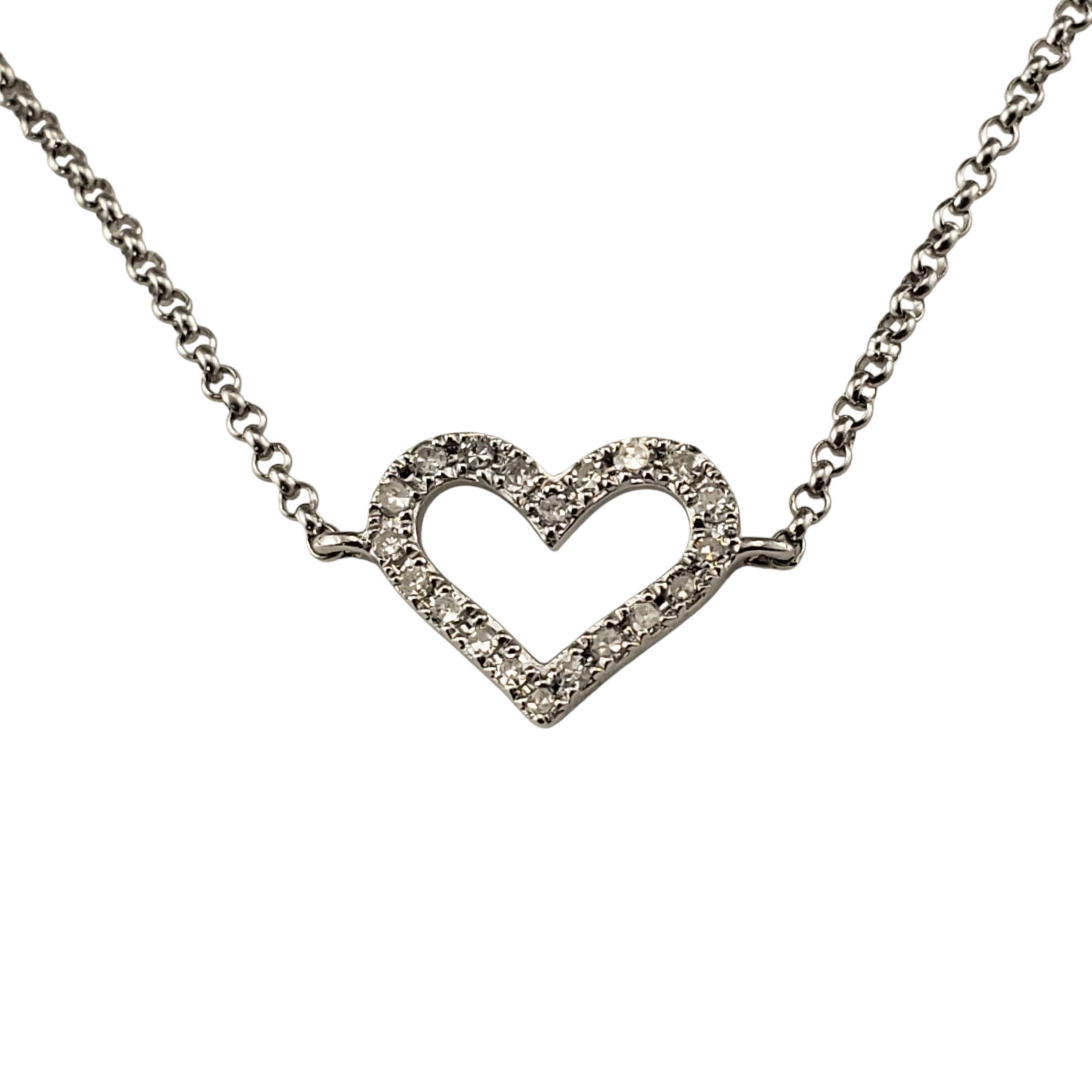 Effy Pulsera Corazón Diamante Oro Blanco 14K-

Una pieza dulce y atemporal de Effy, esta delicada pulsera de oro blanco de 14 quilates presenta un clásico diseño de corazón abierto, acentuado con 20 brillantes diamantes que aportan la cantidad justa