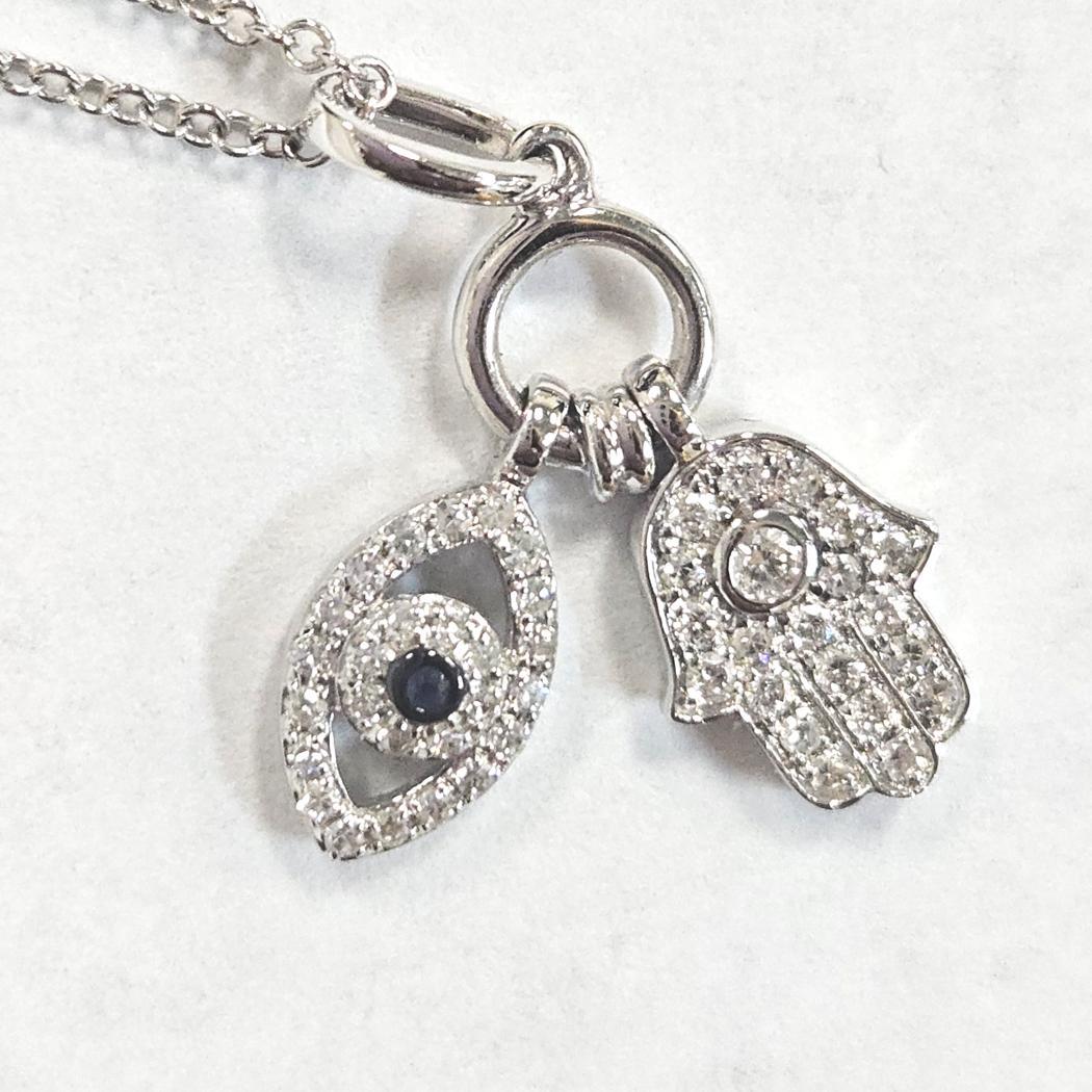 Effy - Collana Hamsa e Malocchio in oro bianco 14 carati
Questa elegante e simbolica collana di Effy è splendidamente realizzata in oro bianco 14 carati e disegnata con due significativi charme che offrono stile e protezione. La collana presenta un