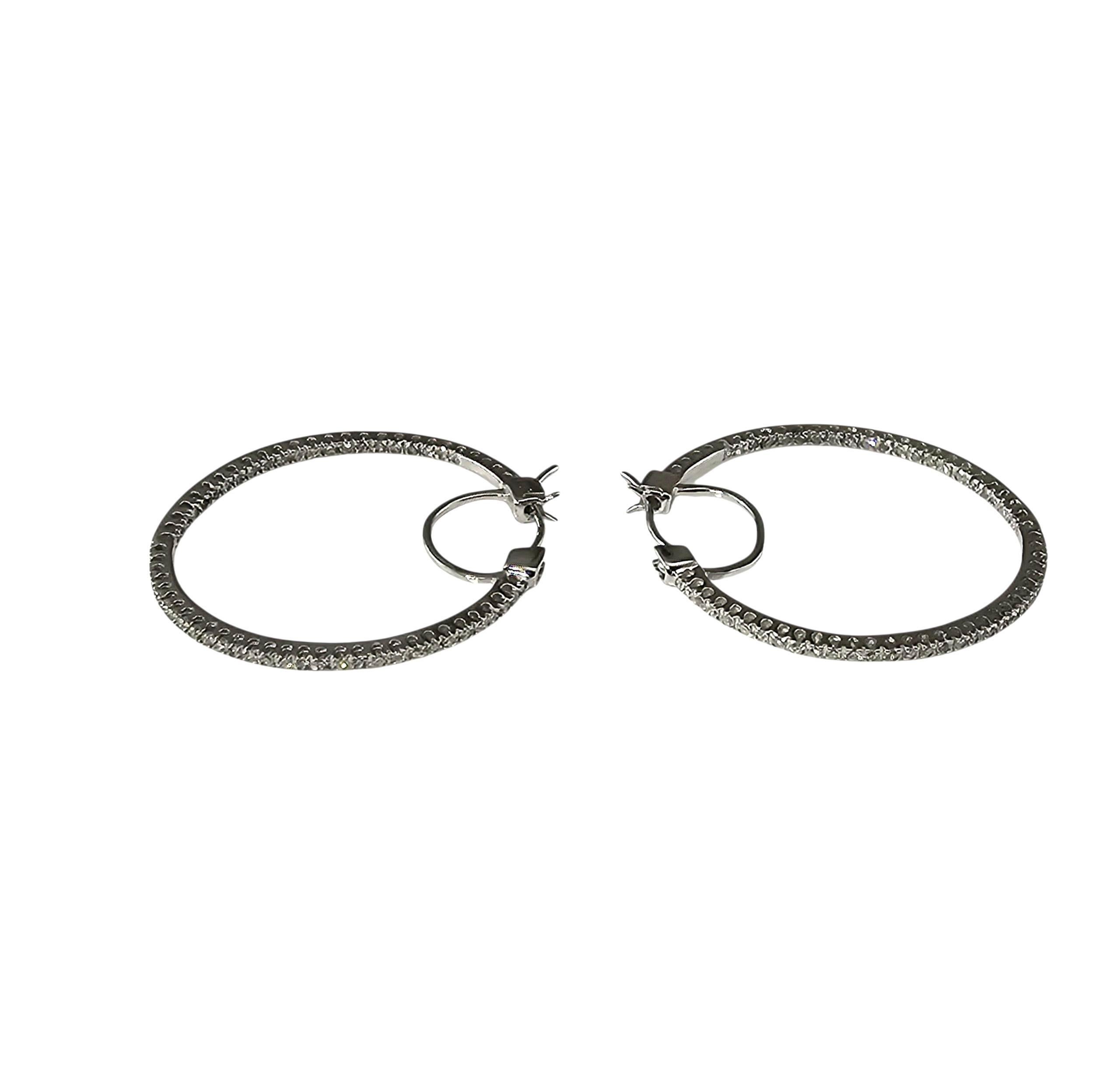 Orecchini a cerchio con diamanti Inside-Out di Effy...

Questi eleganti orecchini a cerchio in oro bianco 14K presentano 52 diamanti rotondi a taglio singolo incastonati sia sul bordo esterno che su quello interno, per creare uno scintillio continuo