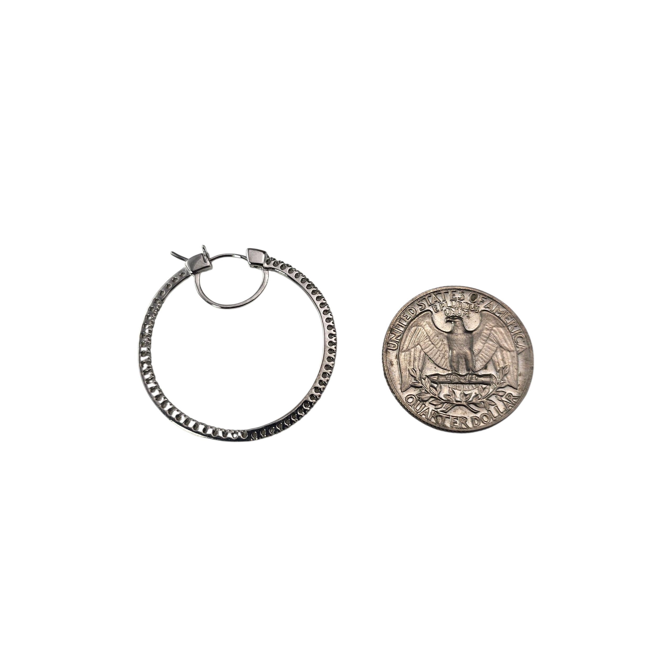 Donna Orecchini a cerchio con diamanti Inside-Out in oro bianco 14K Effy #23621 in vendita