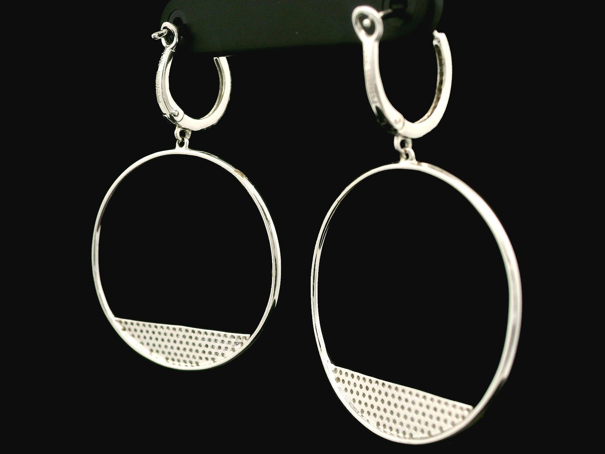-A. Stone
Numerosi diamanti naturali autentici - taglio rotondo e singolo - incastonati - bel colore bianco 

Materiale: Oro bianco 14K
Peso: 4,27 grammi
Fondello: Chiusura a scatto (sono necessarie le orecchie forate)
Larghezza complessiva: 29,5 mm