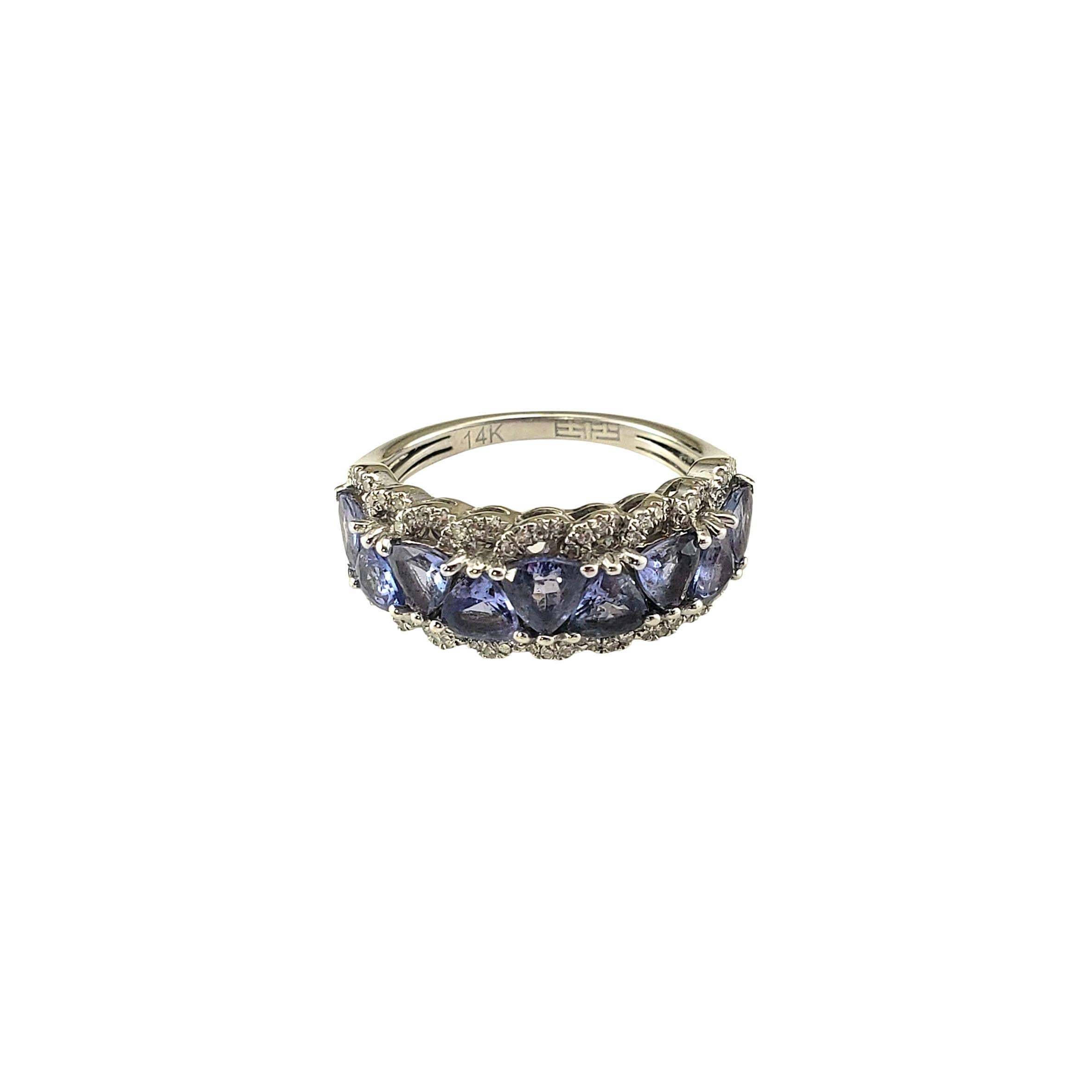Anello Effy in oro bianco 14K con tanzanite e diamanti, misura 7

Questo elegante anello Effy presenta nove gemme di tanzanite taglio trilione delimitate da 70 scintillanti diamanti taglio brillante incastonati nel classico oro bianco 14K. Un pezzo