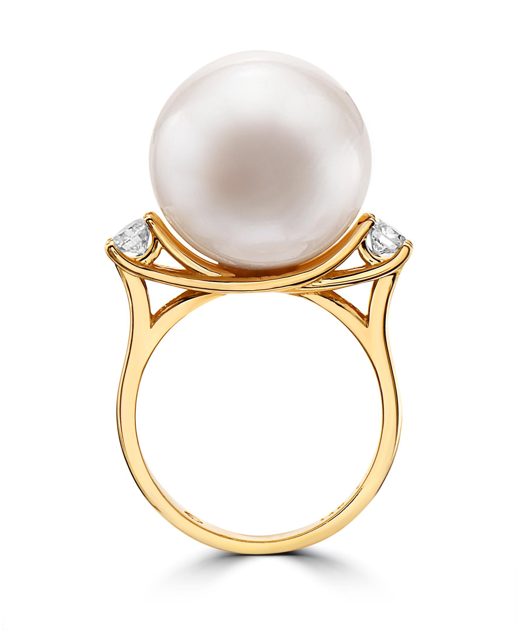 This Effy design features a large FW Pearl ring, sized at 15.5-16mm. Two round shape diamonds on the side have a total weight of 0.39ct.

The ring is a size 7.

Item number L177.