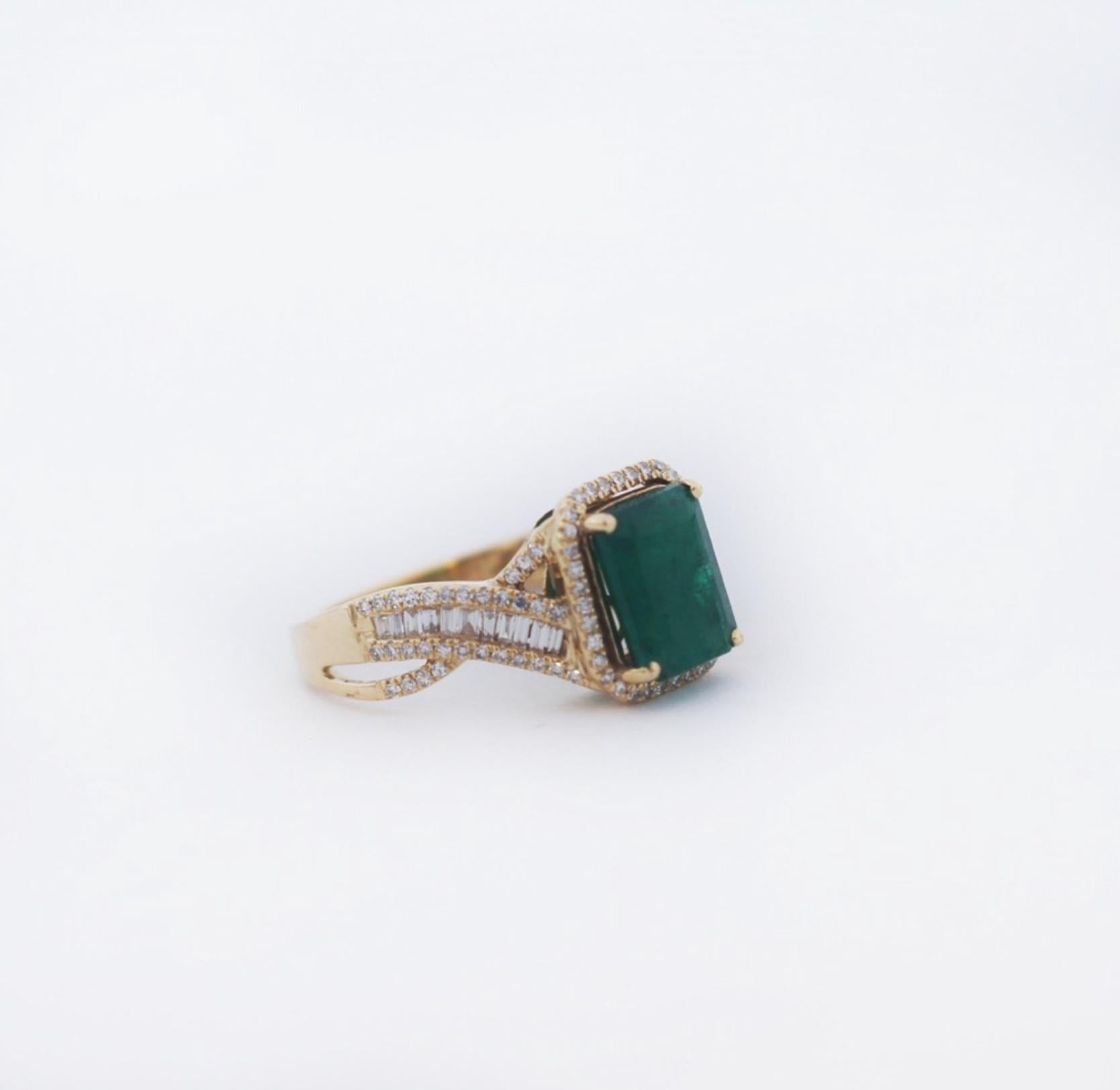 Brand: EFFY
Material: 14K Gold
Ring Size: 7
Hallmarks: EFFY 14K
Approx. Total Weight: 4.50 grams
PRIMARY STONE
Type: Emerald
Shape: Cut Cornered Rectangular Faceted
SECONDARY STONE
Type: Diamonds
Shape: Single Cut round and Baguette
This beautiful