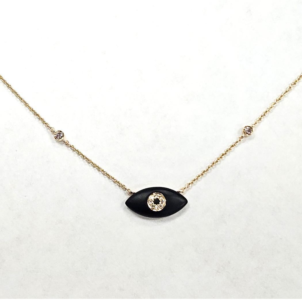 Effy - Collier mauvais oeil en or jaune 14k avec ébène, diamants et onyx noir
Ce collier remarquable d'Effy offre une interprétation moderne du motif protecteur de l'œil malin, réalisé en or jaune 14k avec un élégant mélange de textures et de
